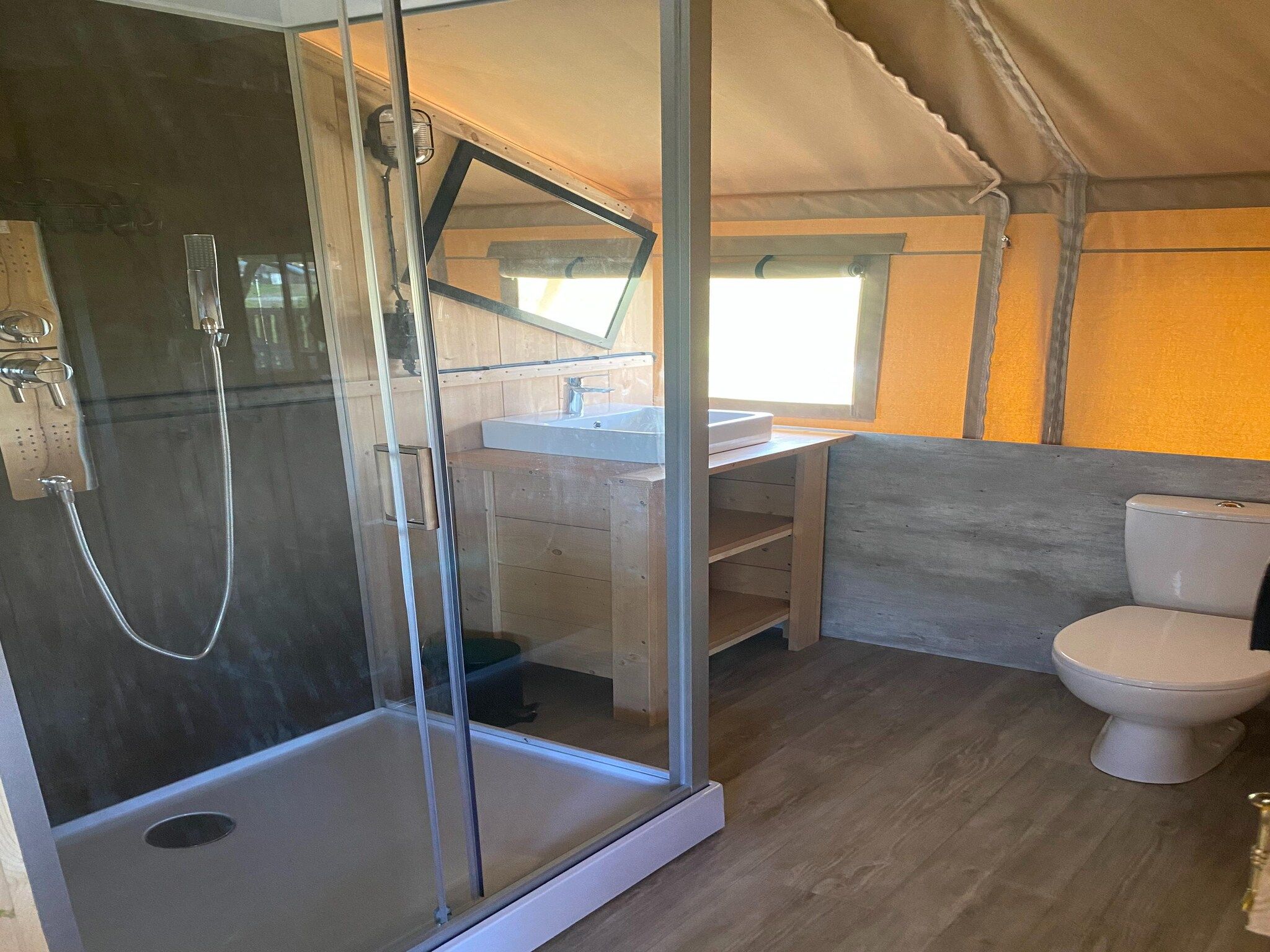 De badkamer van Luxe glamping met badkamer 3 in De Veenhoop