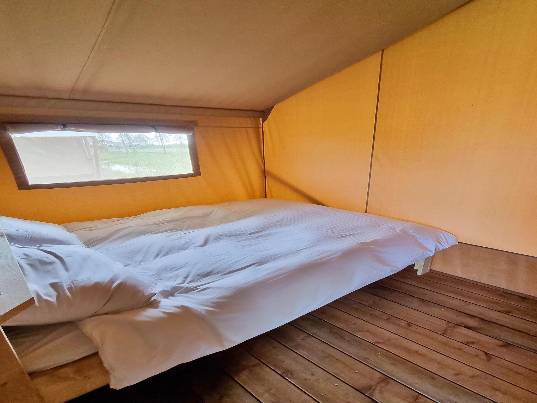 Een slaapkamer van Luxe glamping met badkamer 3 in De Veenhoop