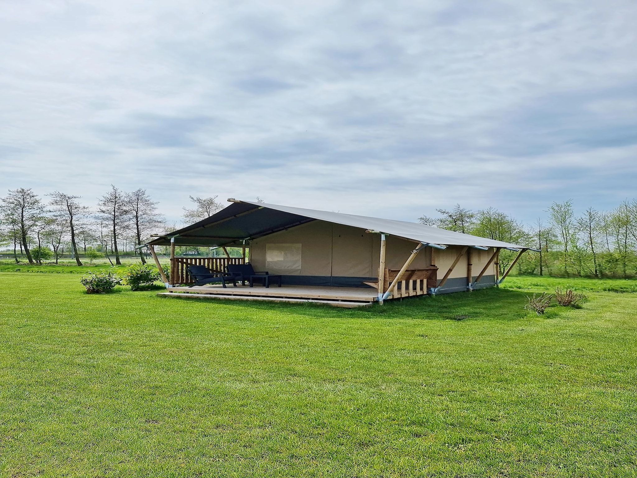 De buitenkant van Luxe glamping met badkamer 3 in De Veenhoop