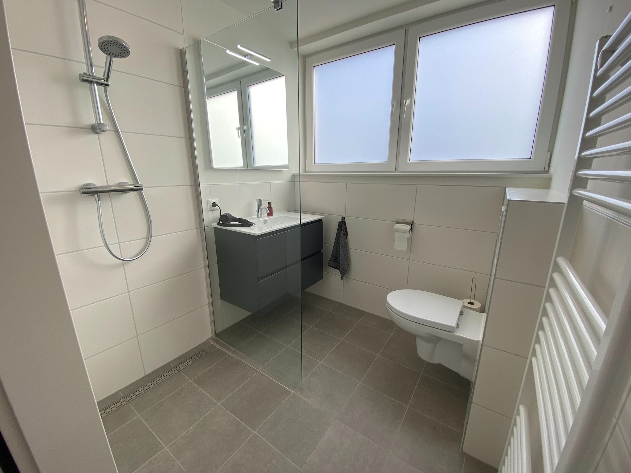 De badkamer van Lake view villa met zwem- vissteiger in Simonshaven