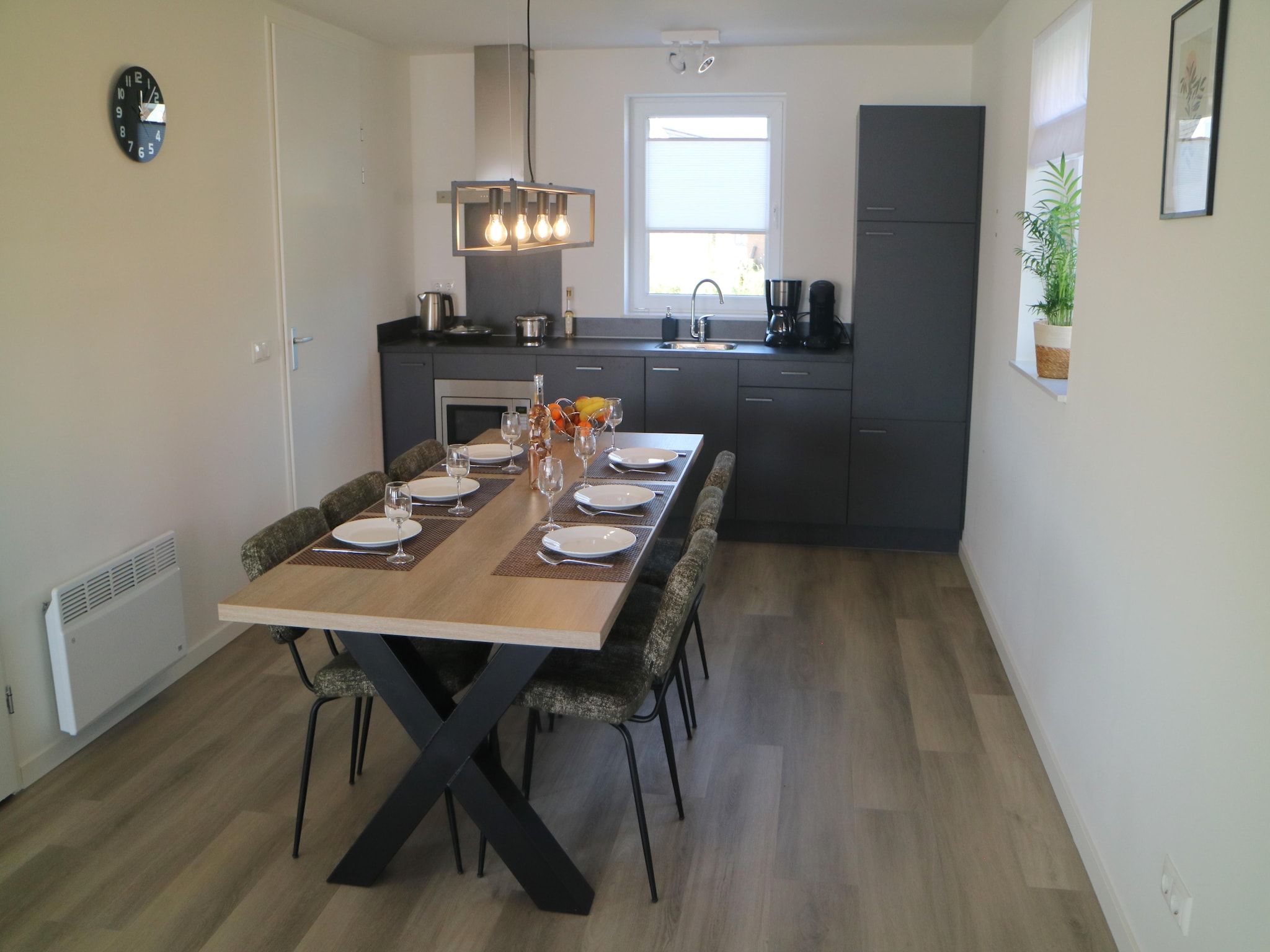 De eetkamer van Lake view villa met zwem- vissteiger in Simonshaven