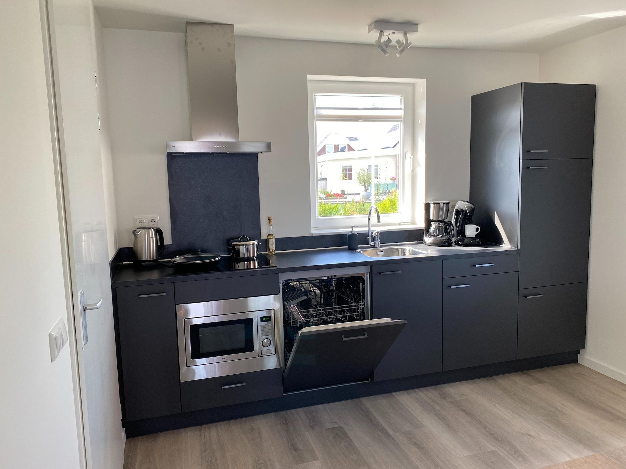 De keuken van Lake view villa met zwem- vissteiger in Simonshaven