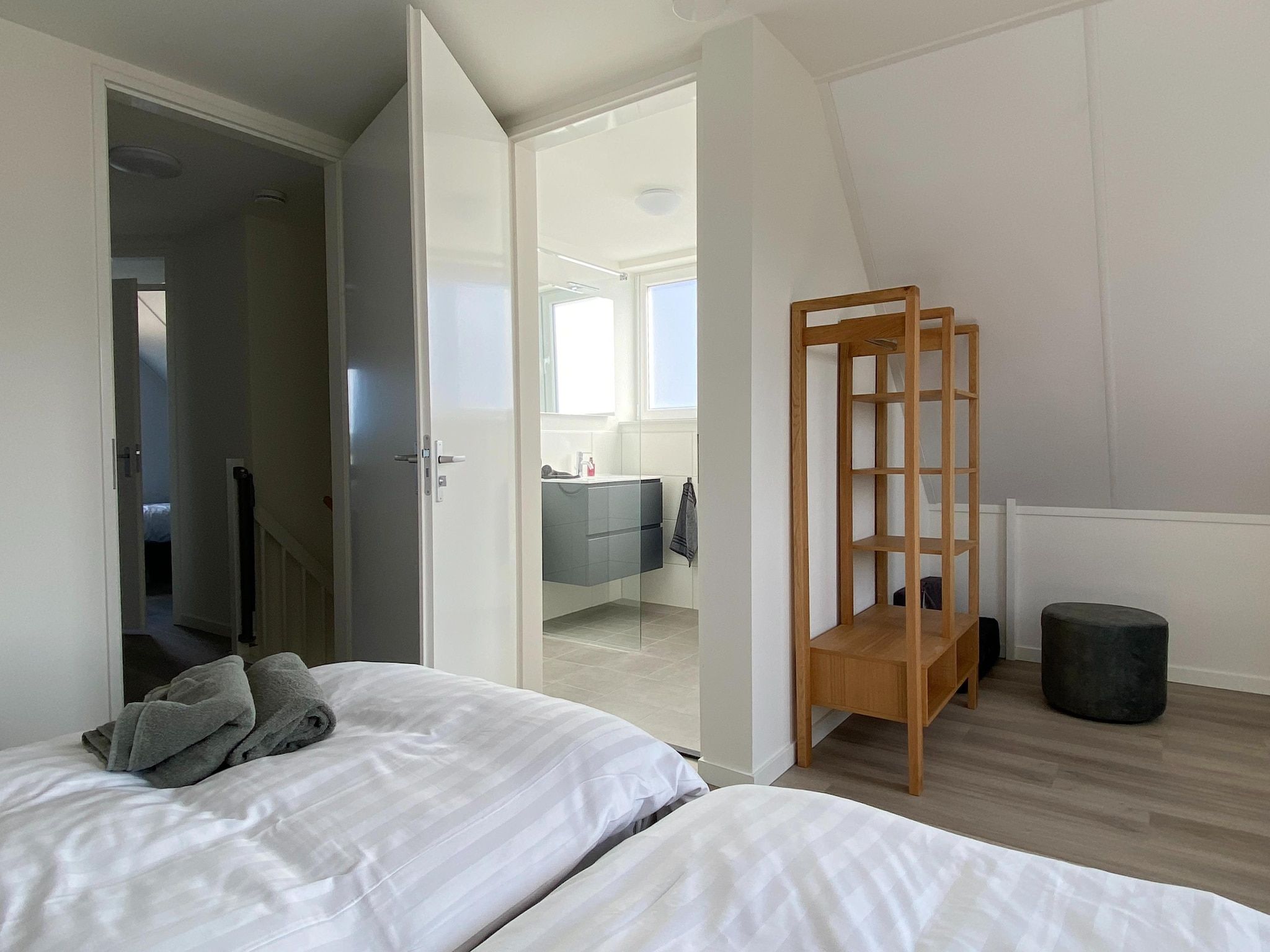 Een slaapkamer van Lake view villa met zwem- vissteiger in Simonshaven