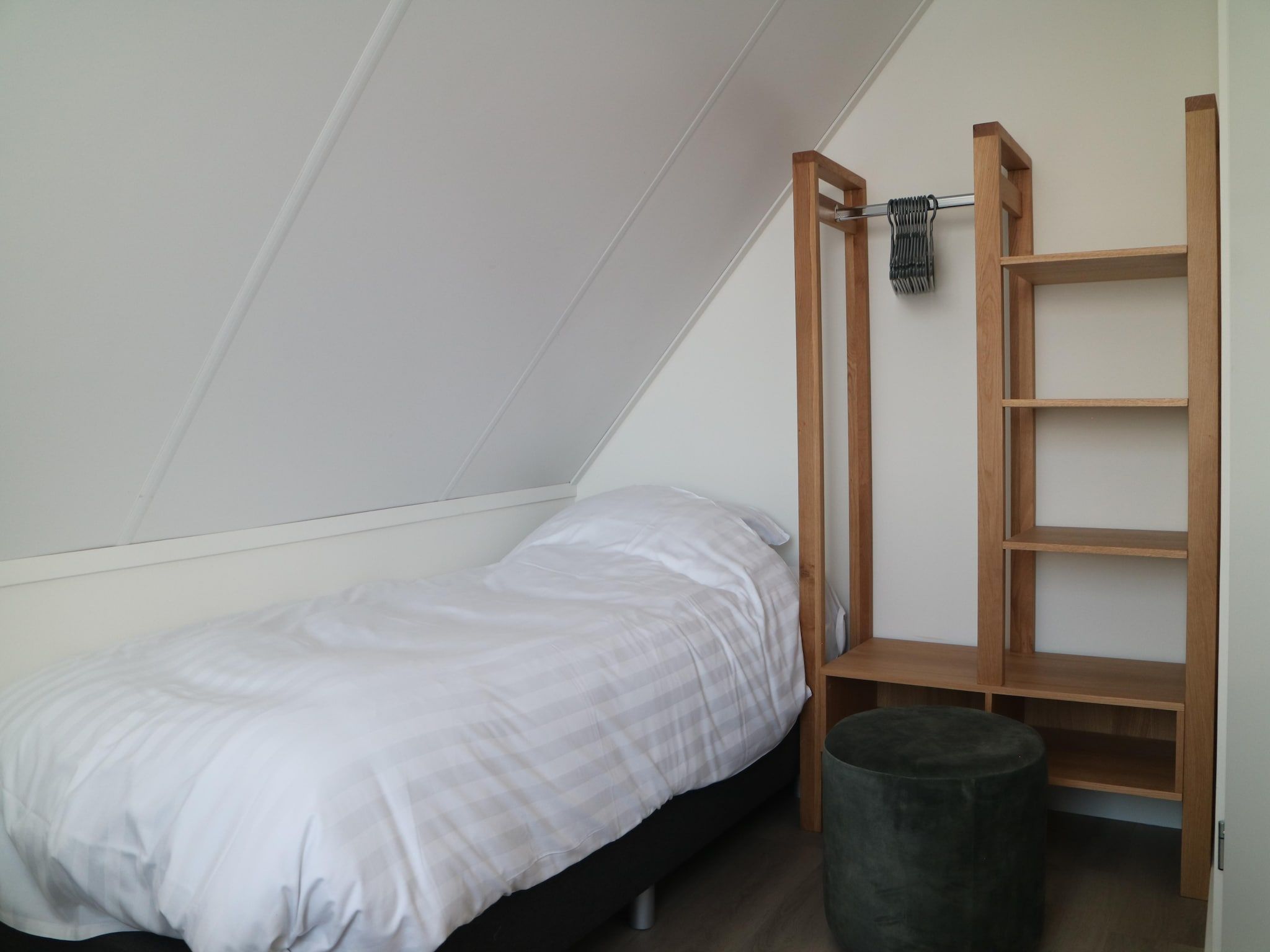 Een slaapkamer van Lake view villa met zwem- vissteiger in Simonshaven