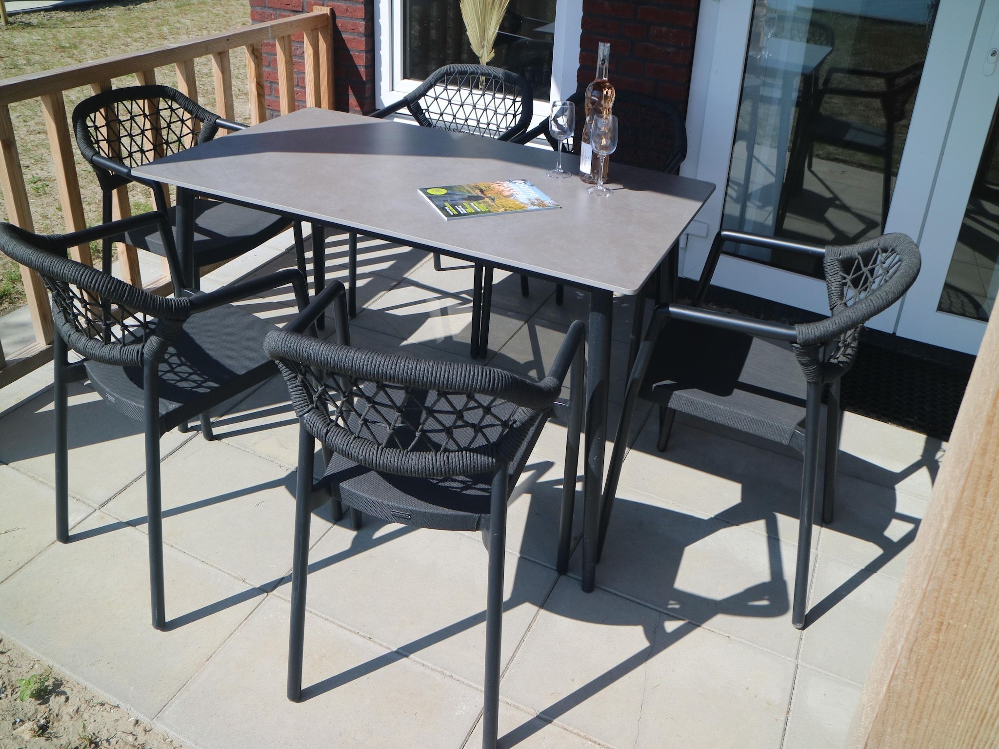 Het terras van Lake view villa met zwem- vissteiger in Simonshaven