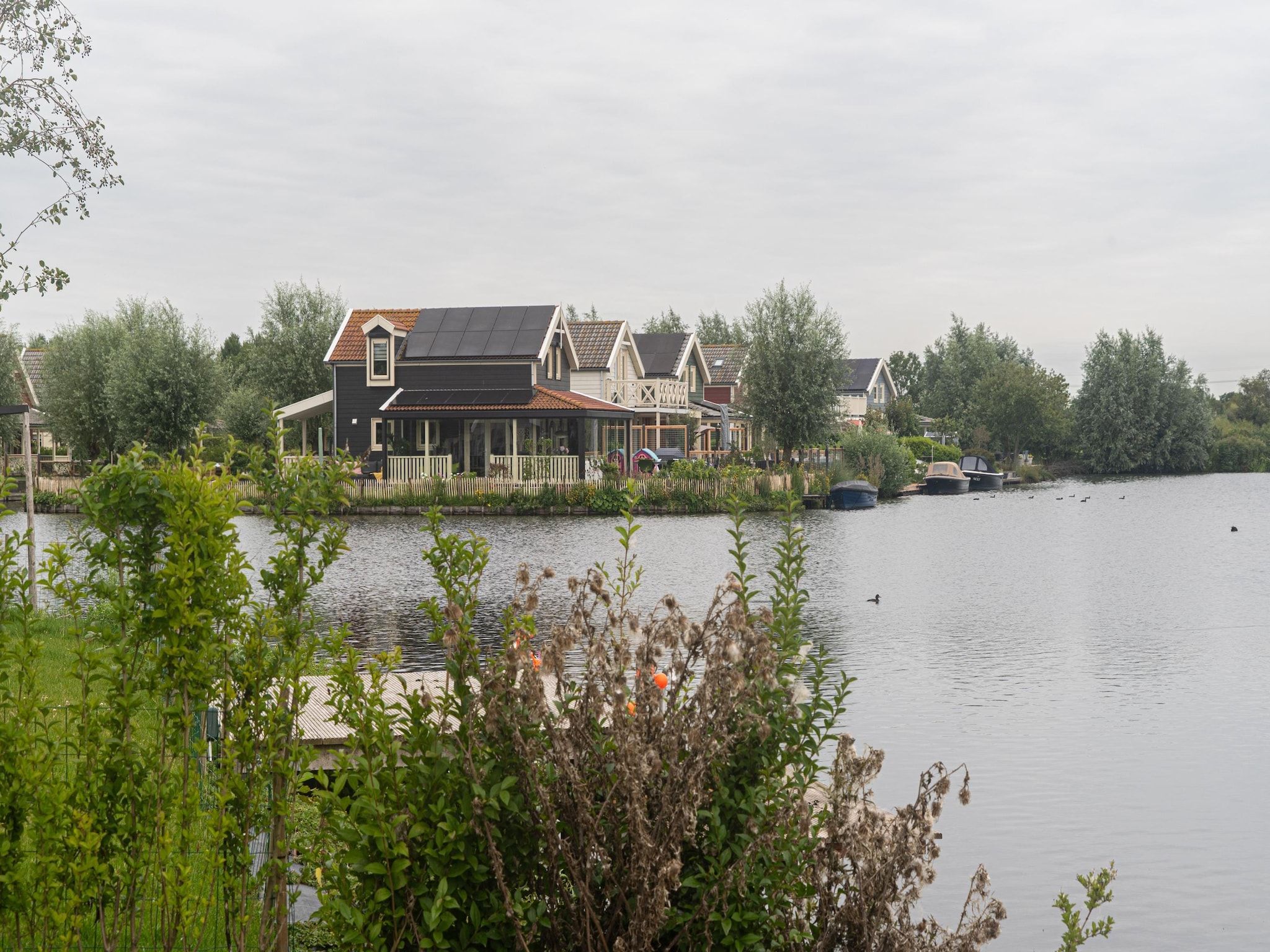 Het uitzicht vanaf Lake view villa met zwem- vissteiger in Simonshaven