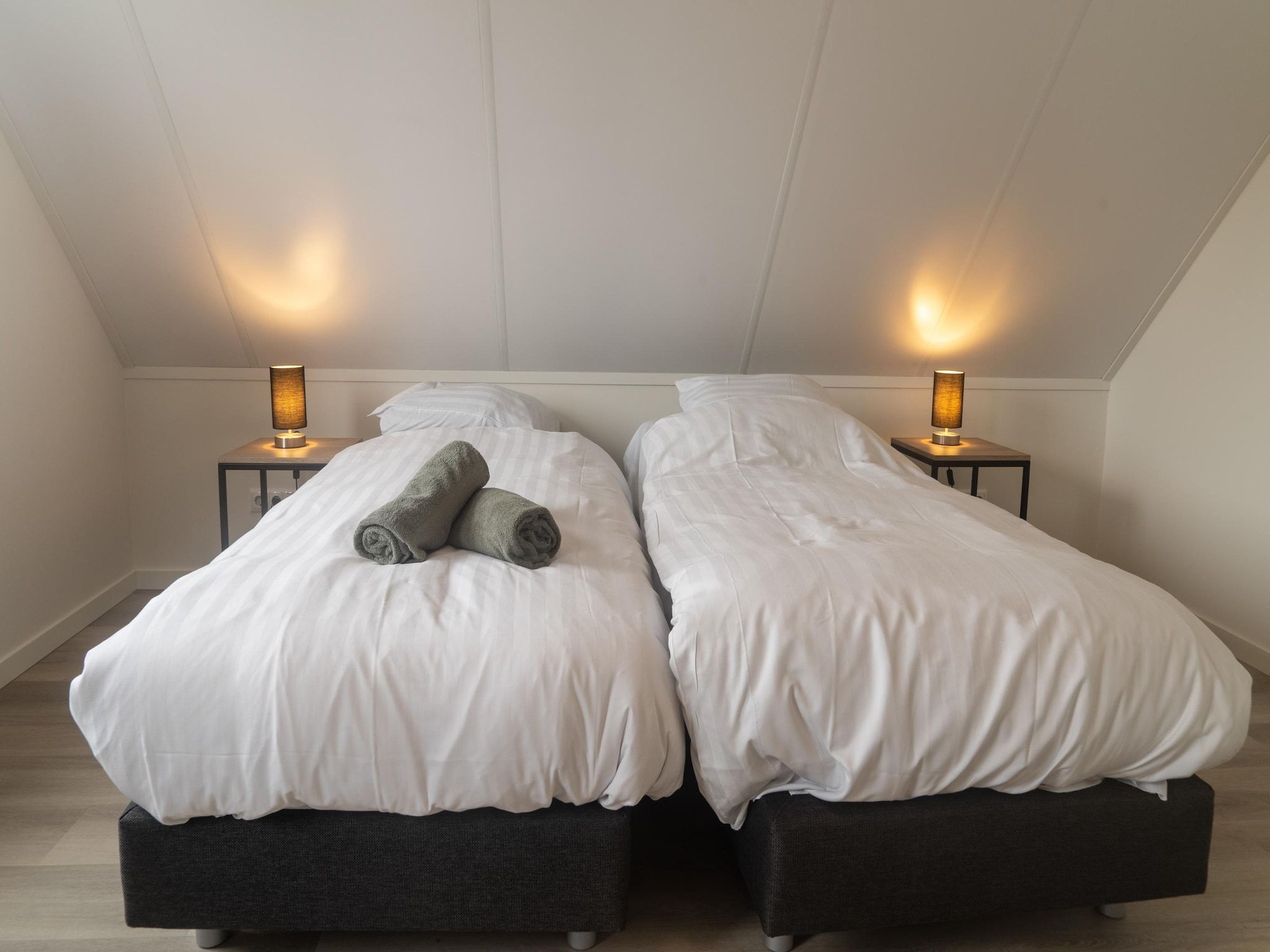 Een slaapkamer van Lake view villa met zwem- vissteiger in Simonshaven