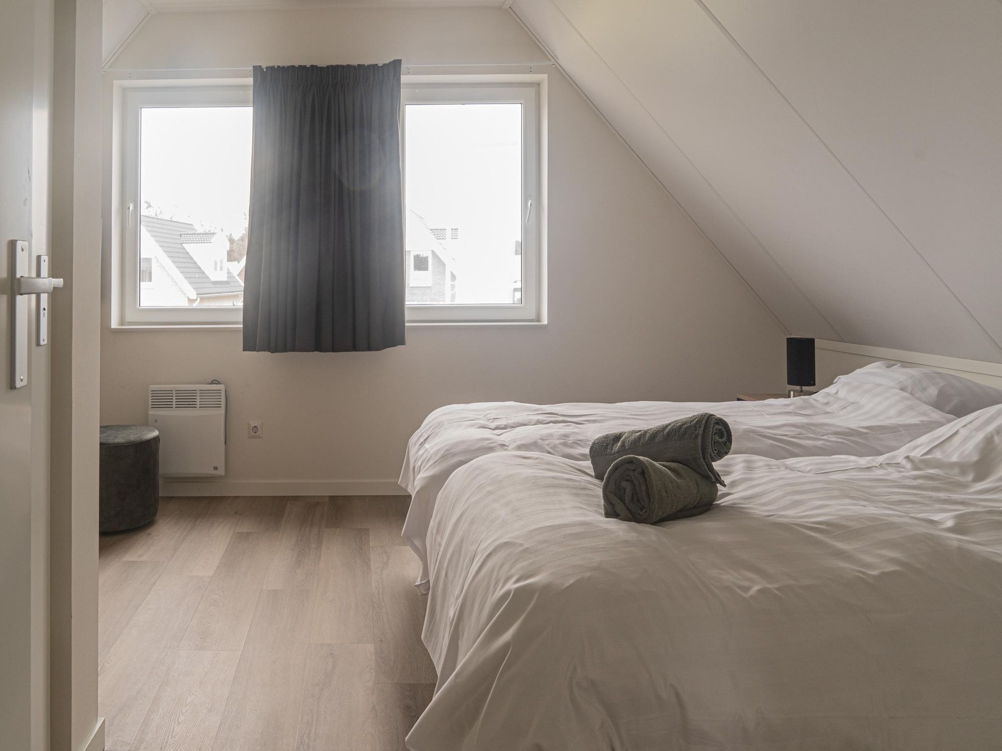Een slaapkamer van Lake view villa met zwem- vissteiger in Simonshaven