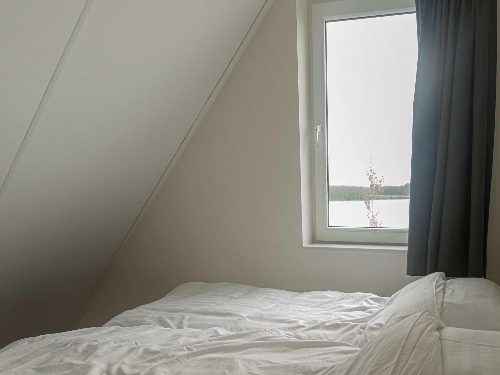 Een slaapkamer van Lake view villa met zwem- vissteiger in Simonshaven