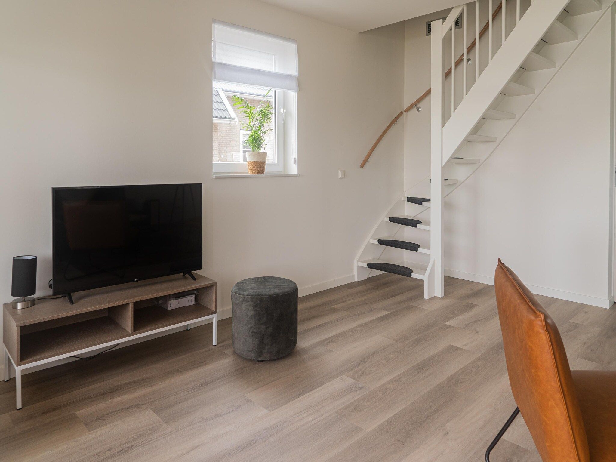 De woonkamer van Lake view villa met zwem- vissteiger in Simonshaven