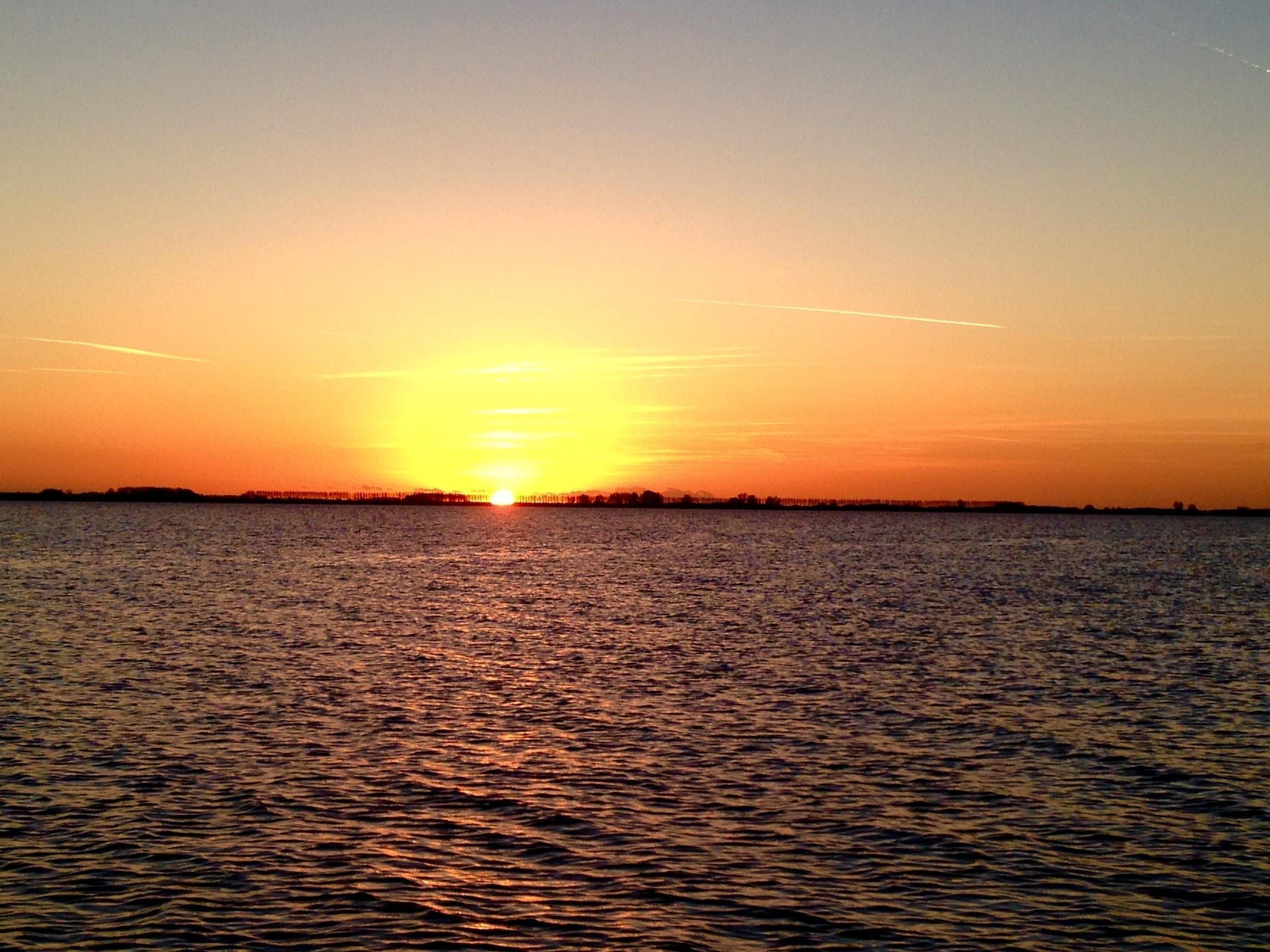 De omgeving van Lake view villa met zwem- vissteiger in Simonshaven