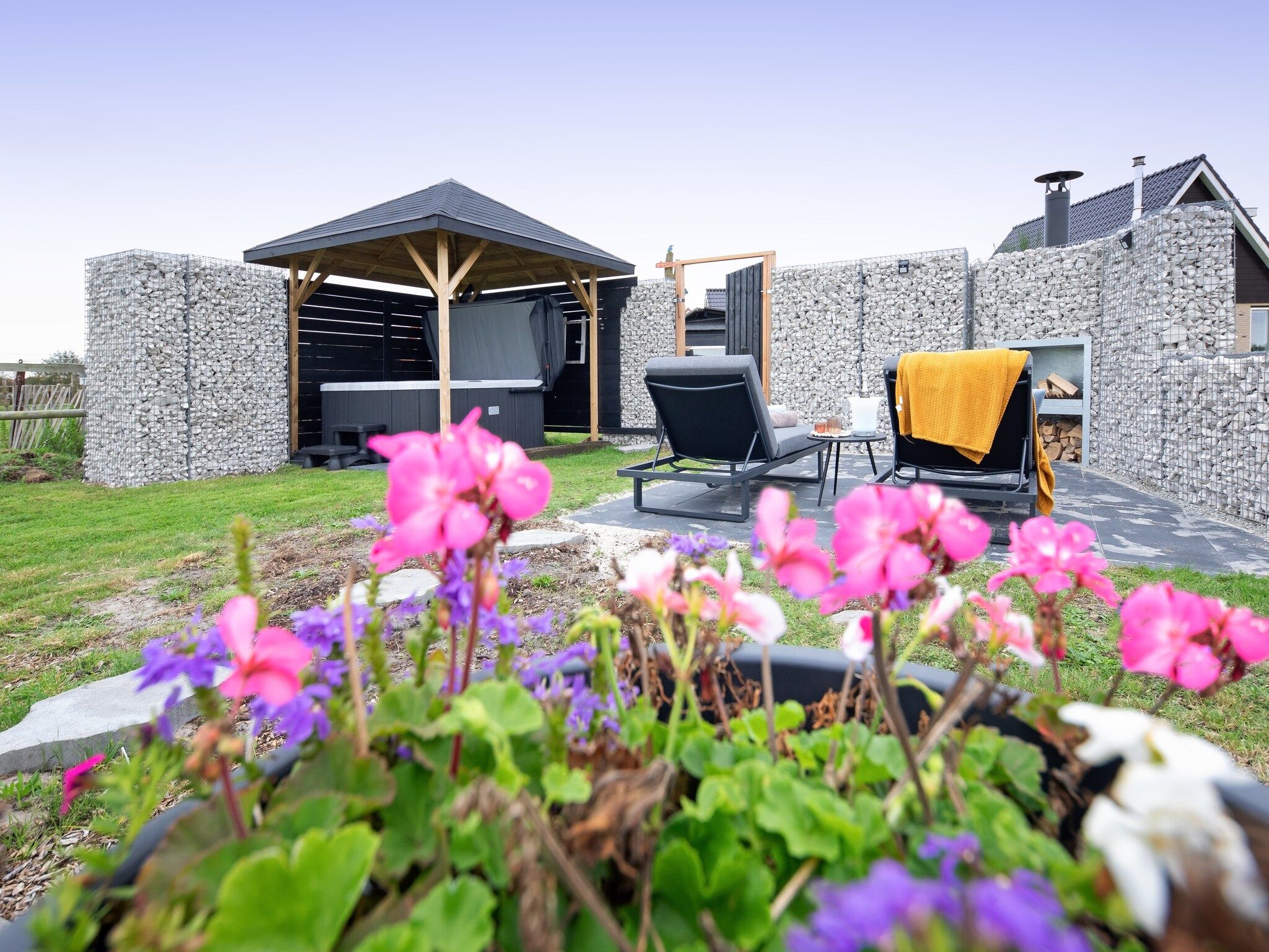 De tuin van Wulpenweid 10 in Den Burg