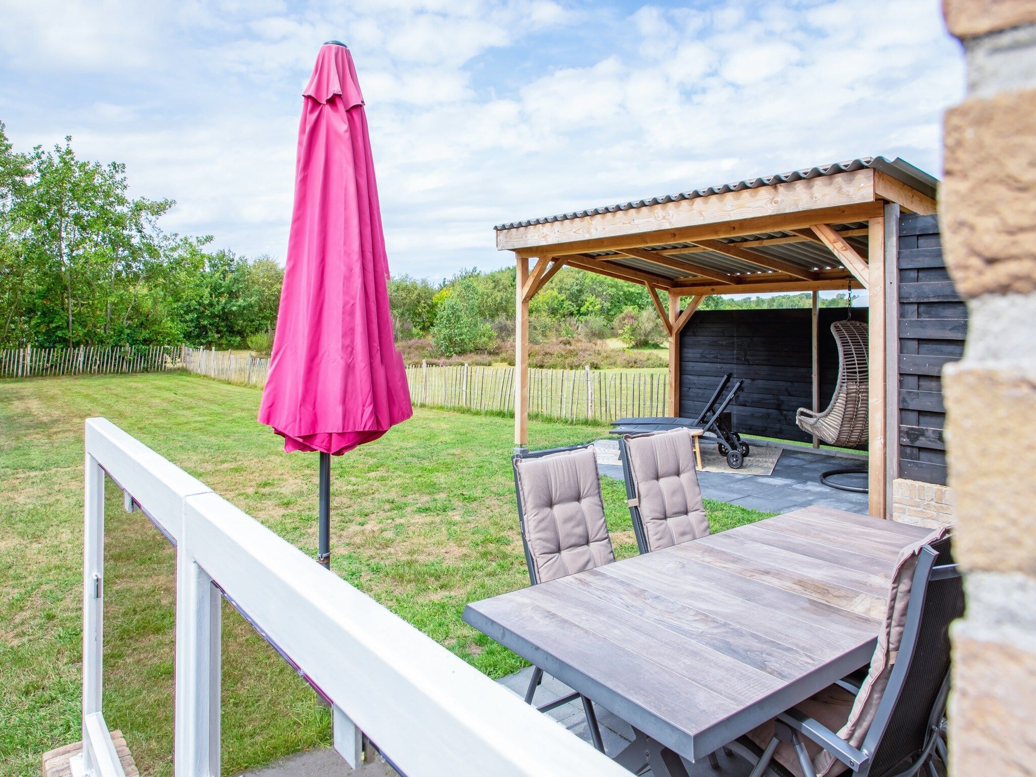 De tuin van Wulpenweid 12 in Den Burg