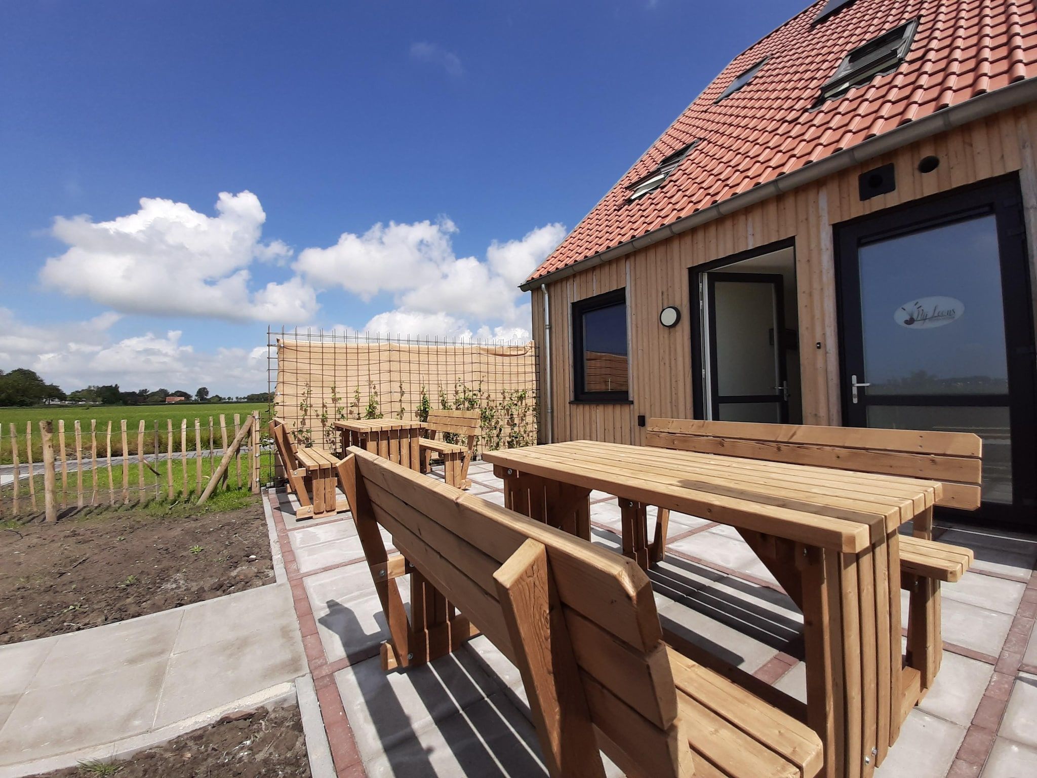 De buitenkant van Friese Villa - 6 persoons met sloep optioneel bij te boeken in Leons