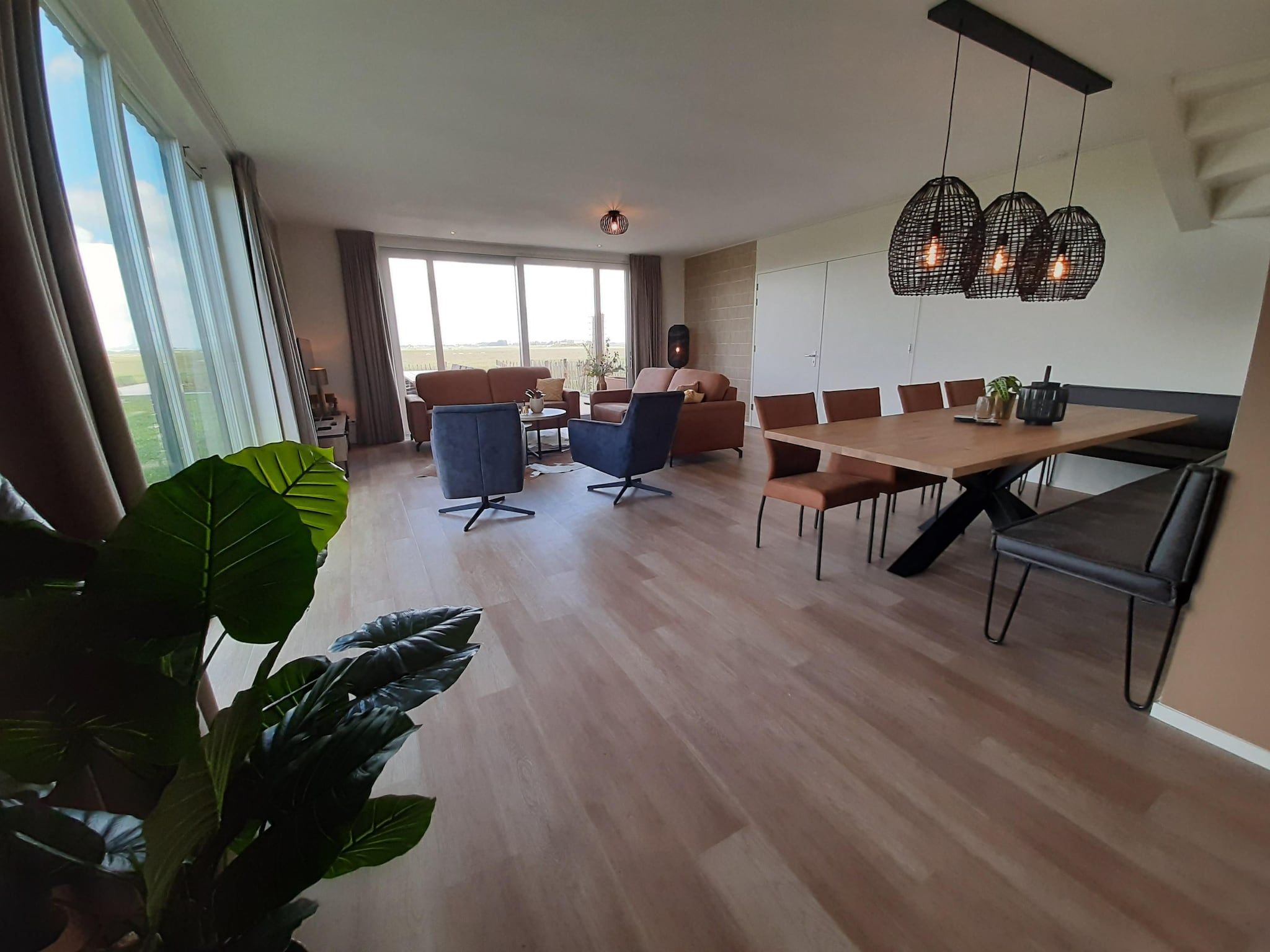 De eetkamer van Friese Villa - 6 persoons met sloep optioneel bij te boeken in Leons