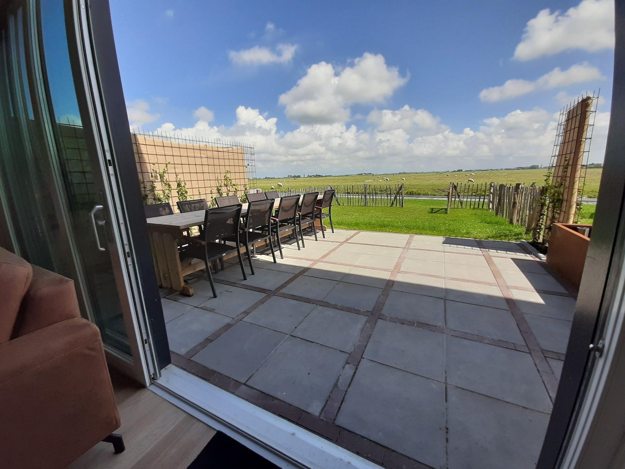 De tuin van Friese Villa - 6 persoons met sloep optioneel bij te boeken in Leons