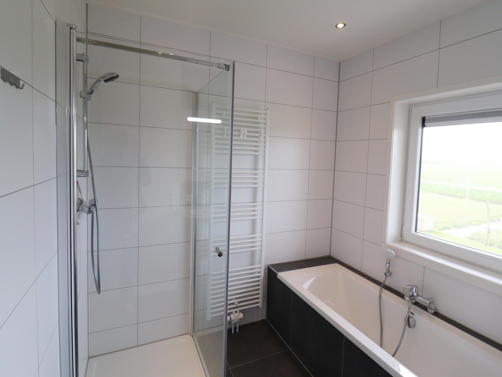 De badkamer van Friese Villa - 6 persoons met sloep optioneel bij te boeken in Leons