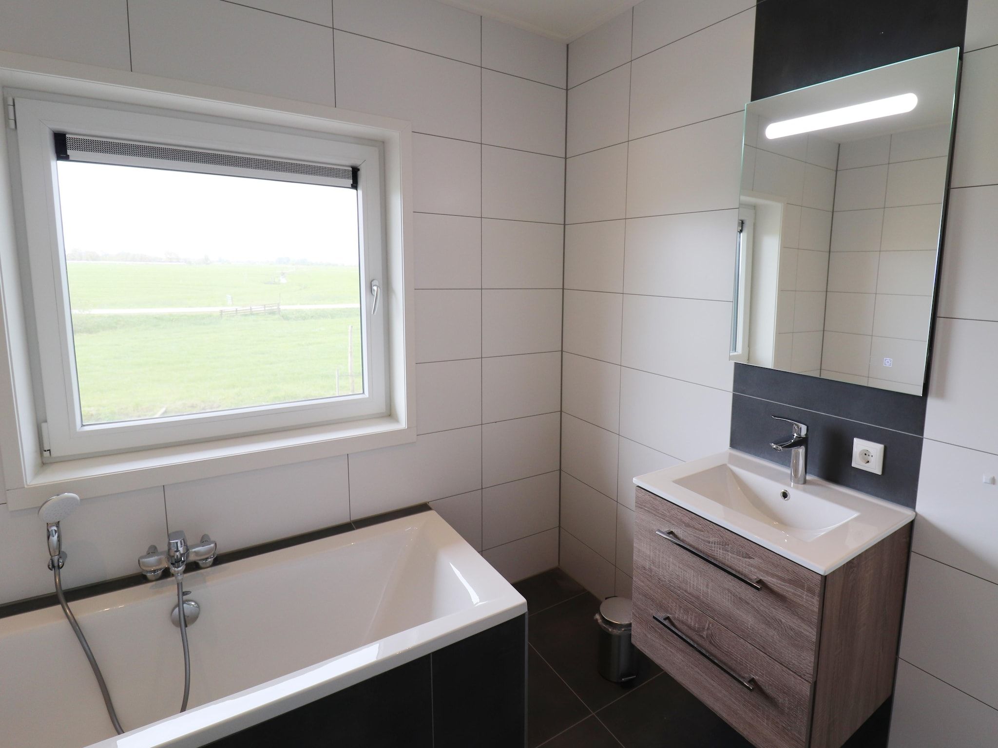 De badkamer van Friese Villa - 6 persoons met sloep optioneel bij te boeken in Leons