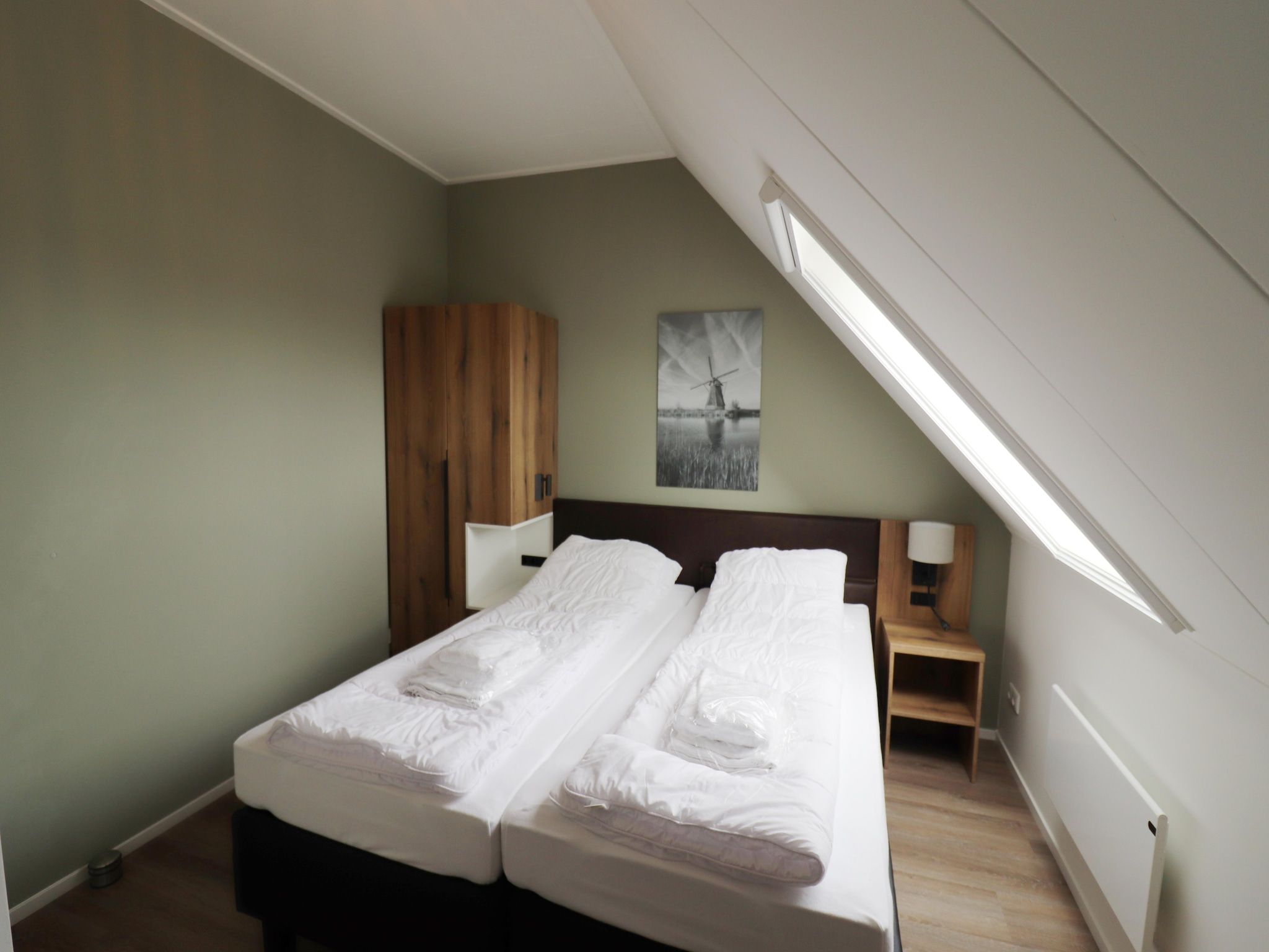 Een slaapkamer van Friese Villa - 6 persoons met sloep optioneel bij te boeken in Leons