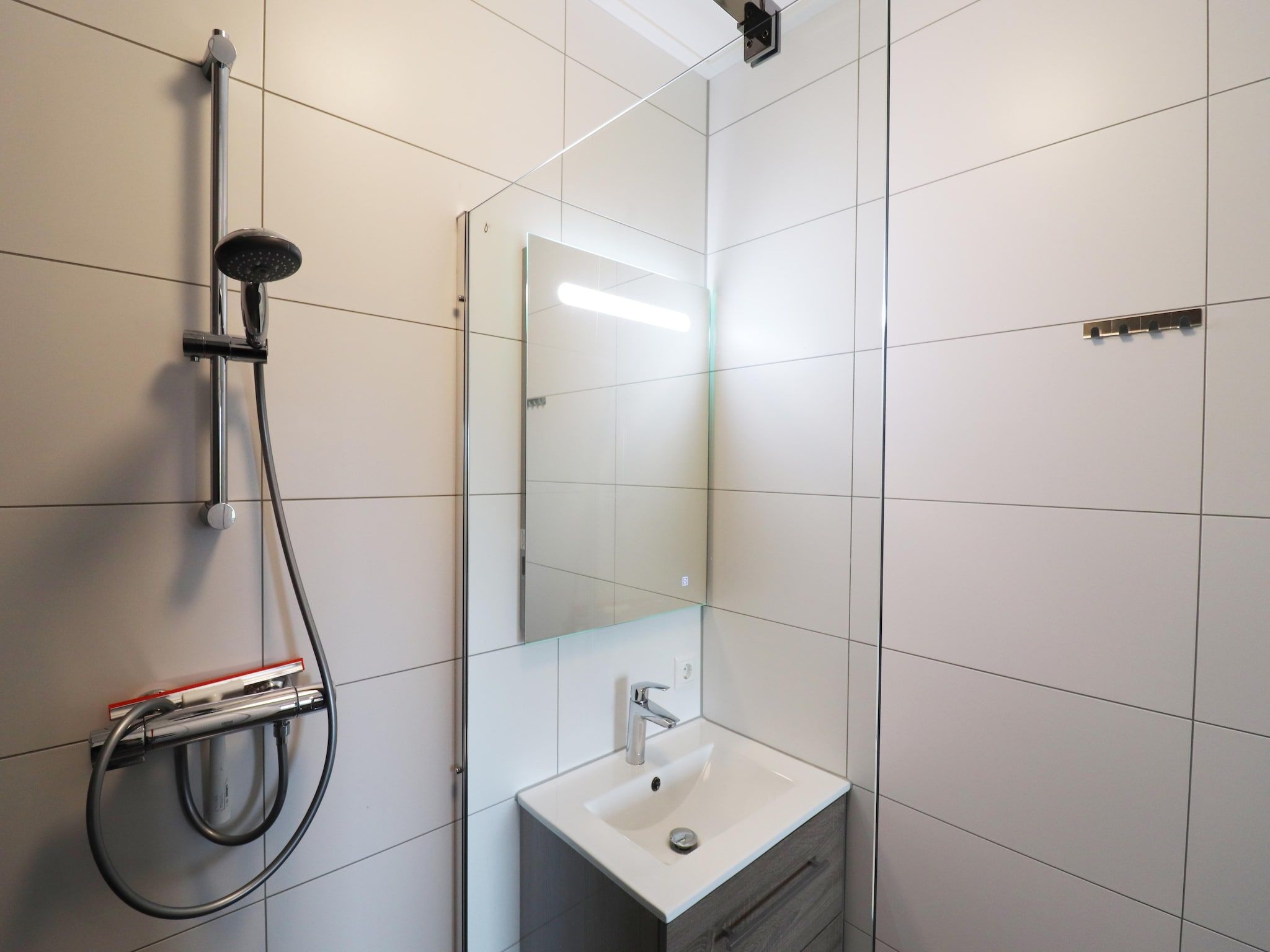 De badkamer van Friese Villa - 6 persoons met sloep optioneel bij te boeken in Leons