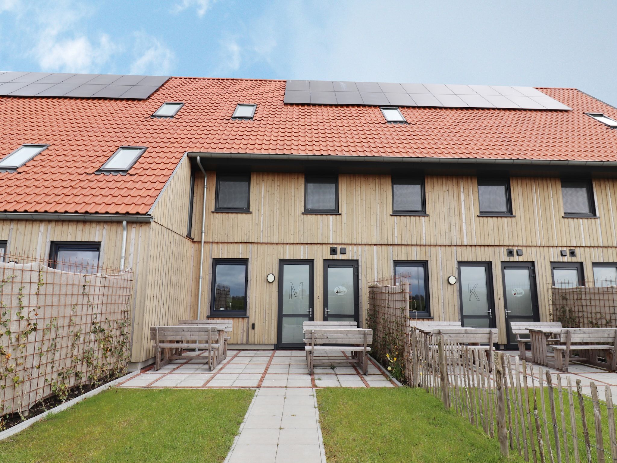 De buitenkant van Friese Villa - 6 persoons met sloep optioneel bij te boeken in Leons
