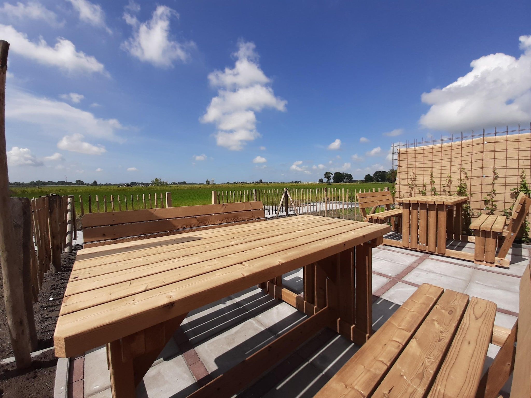 Het terras van Friese Villa 6 pers met sloep optioneel bij te boeken in Leons