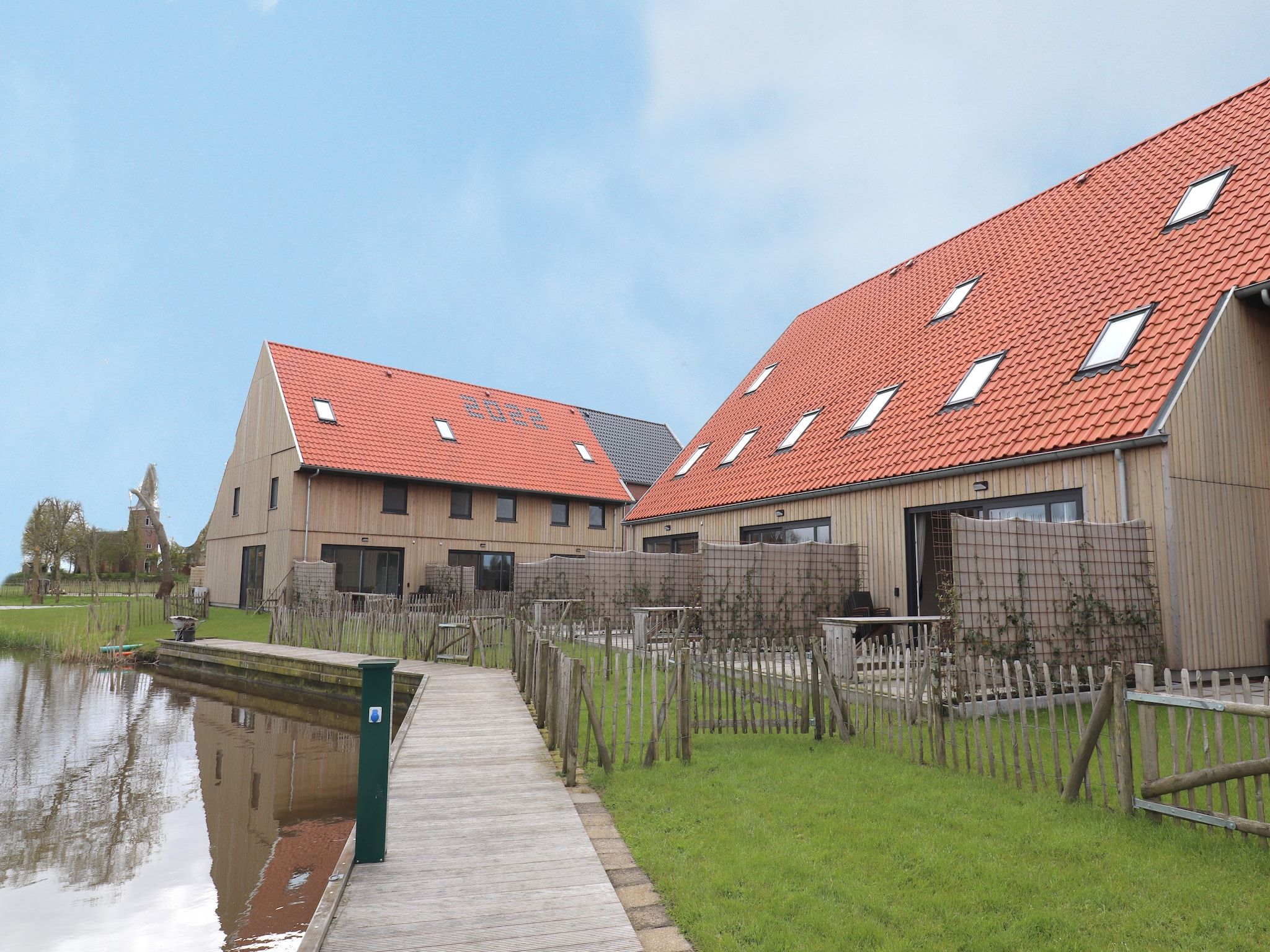 De tuin van Friese Villa 6 pers met sloep optioneel bij te boeken in Leons