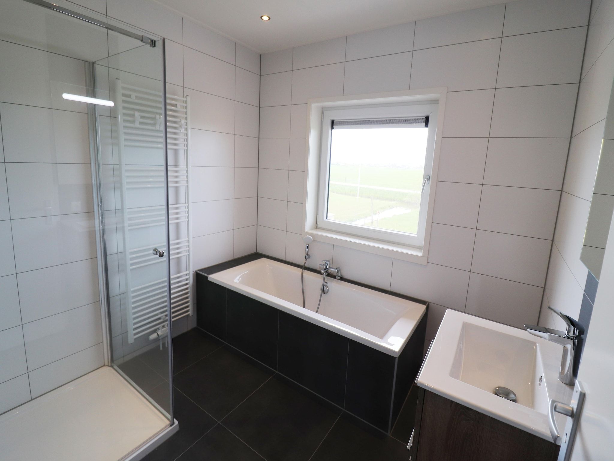 De badkamer van Friese Villa 6 pers met sloep optioneel bij te boeken in Leons