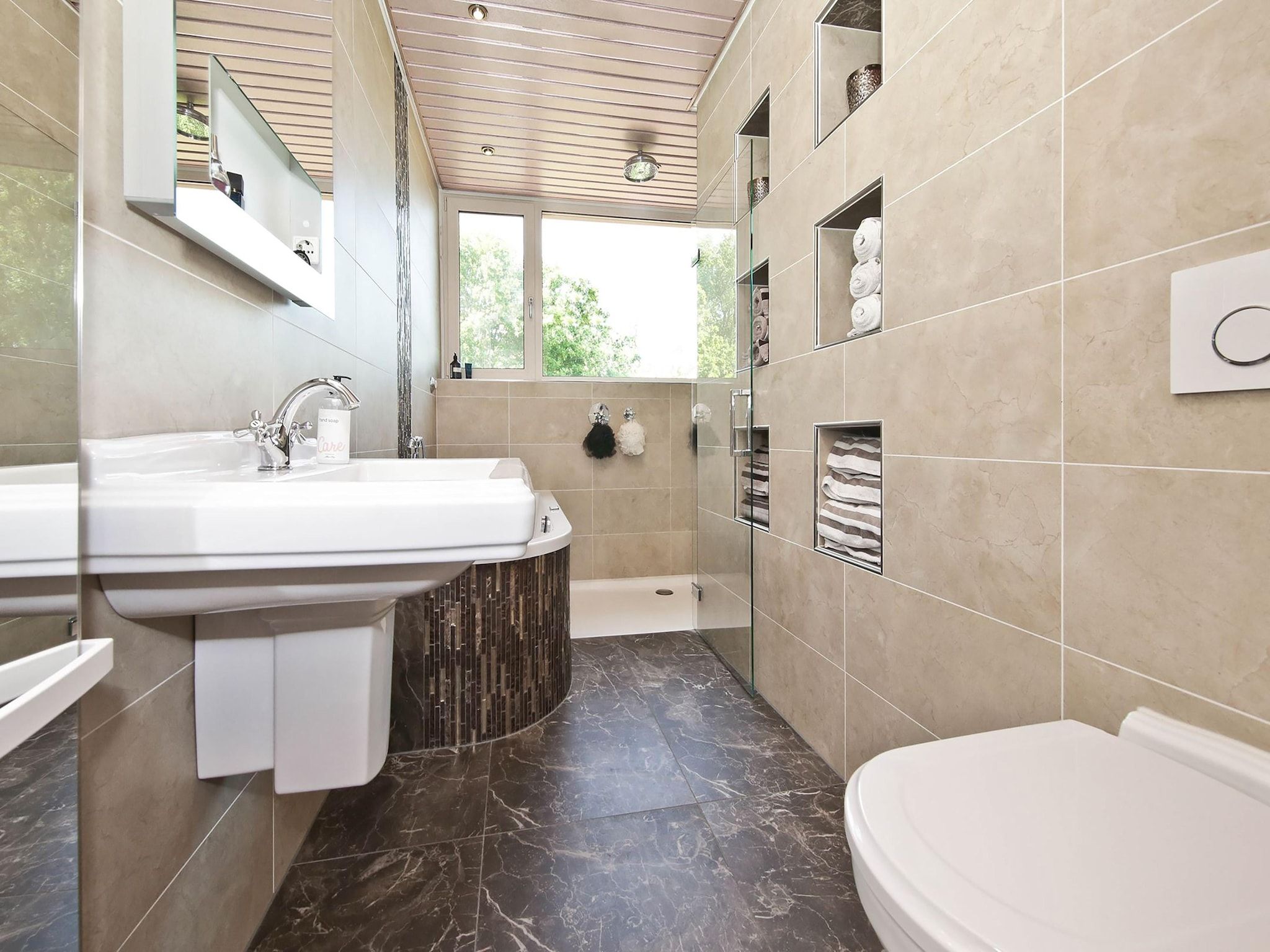 De badkamer van Karakteristiek landhuis met sauna in Noord-Holland