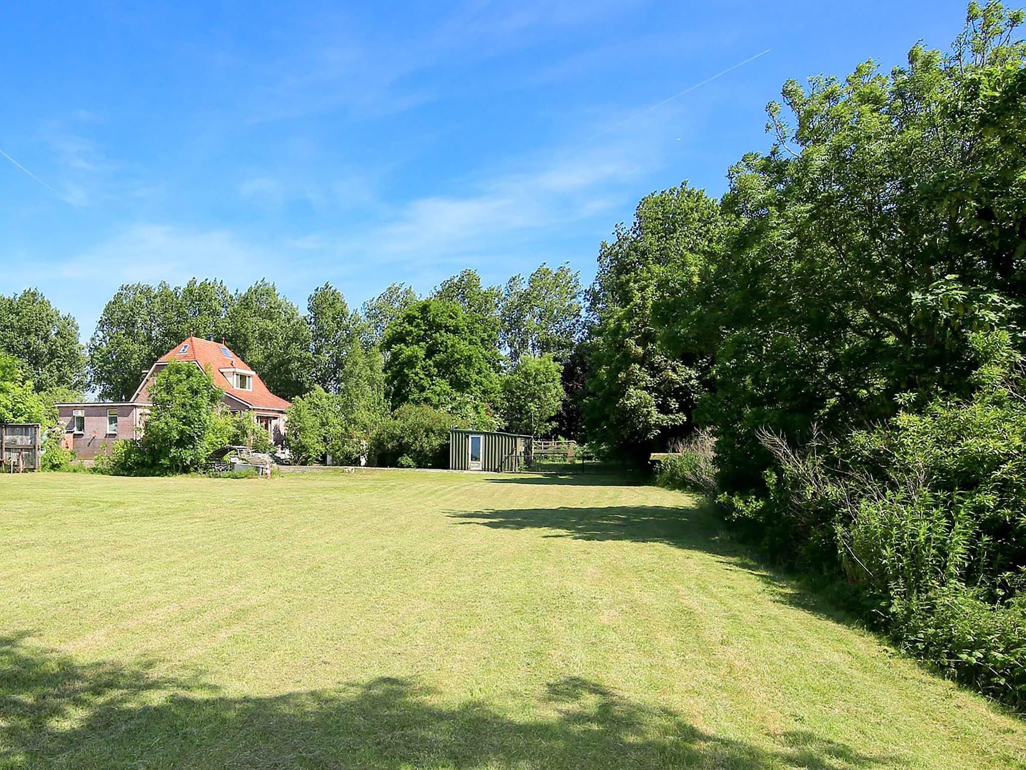 De tuin van Karakteristiek landhuis met sauna in Noord-Holland