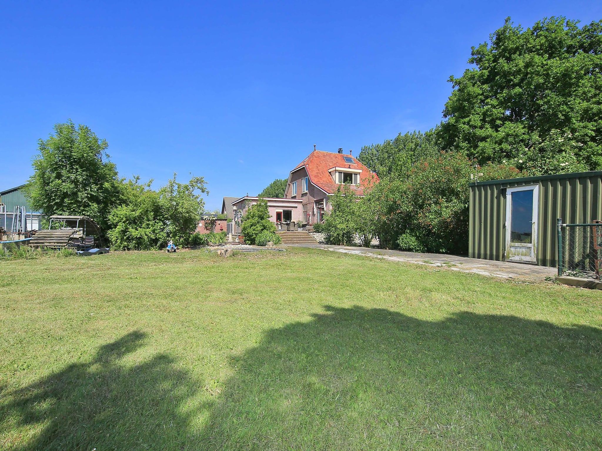 De tuin van Karakteristiek landhuis met sauna in Noord-Holland