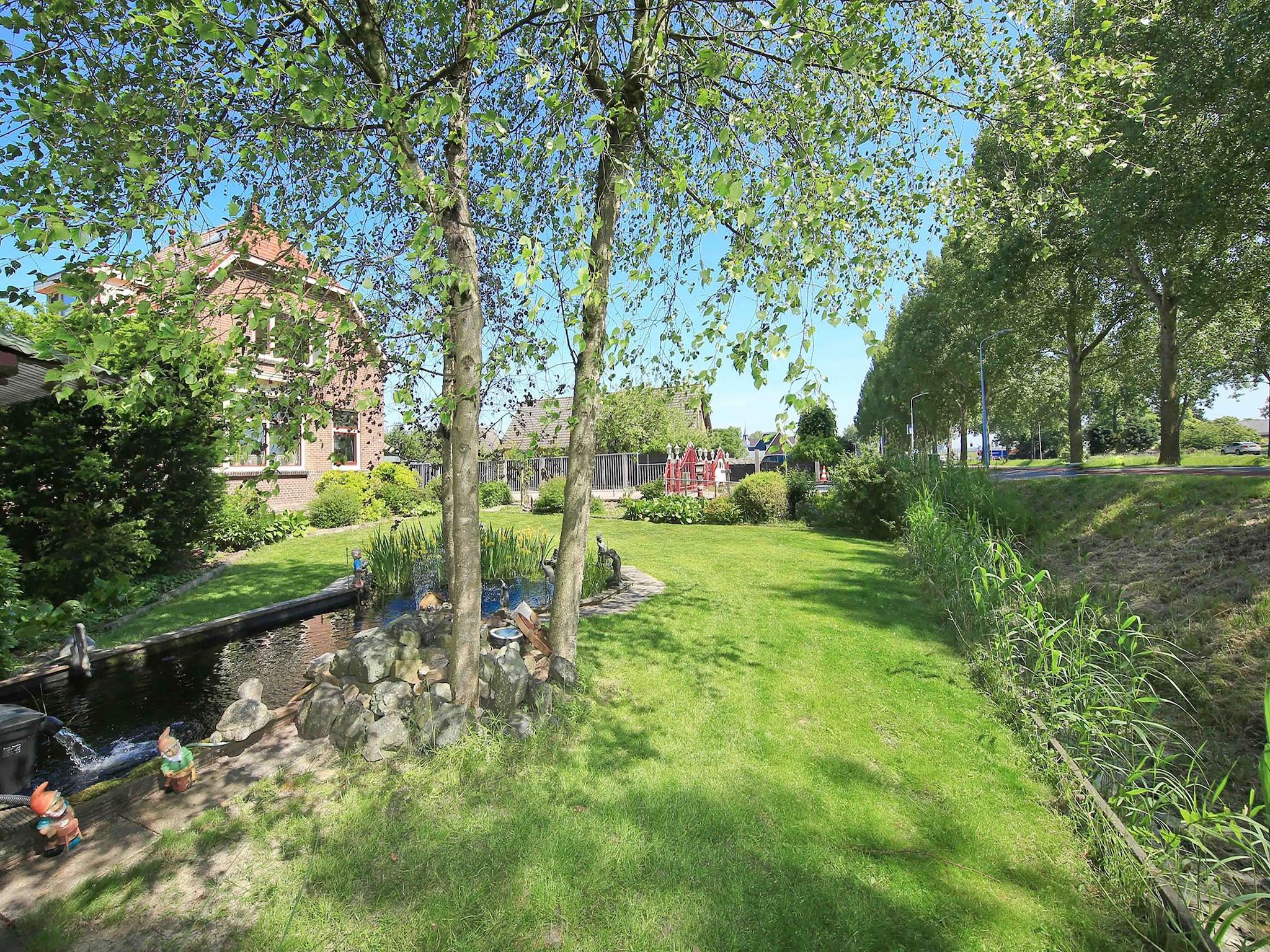 De tuin van Karakteristiek landhuis met sauna in Noord-Holland