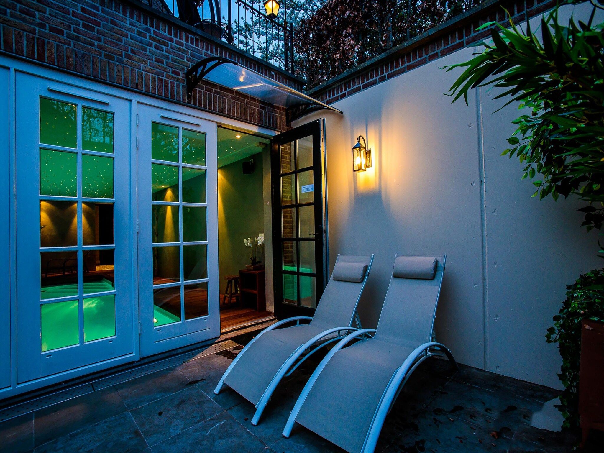 Het terras van Thermen Mi Casa in Culemborg