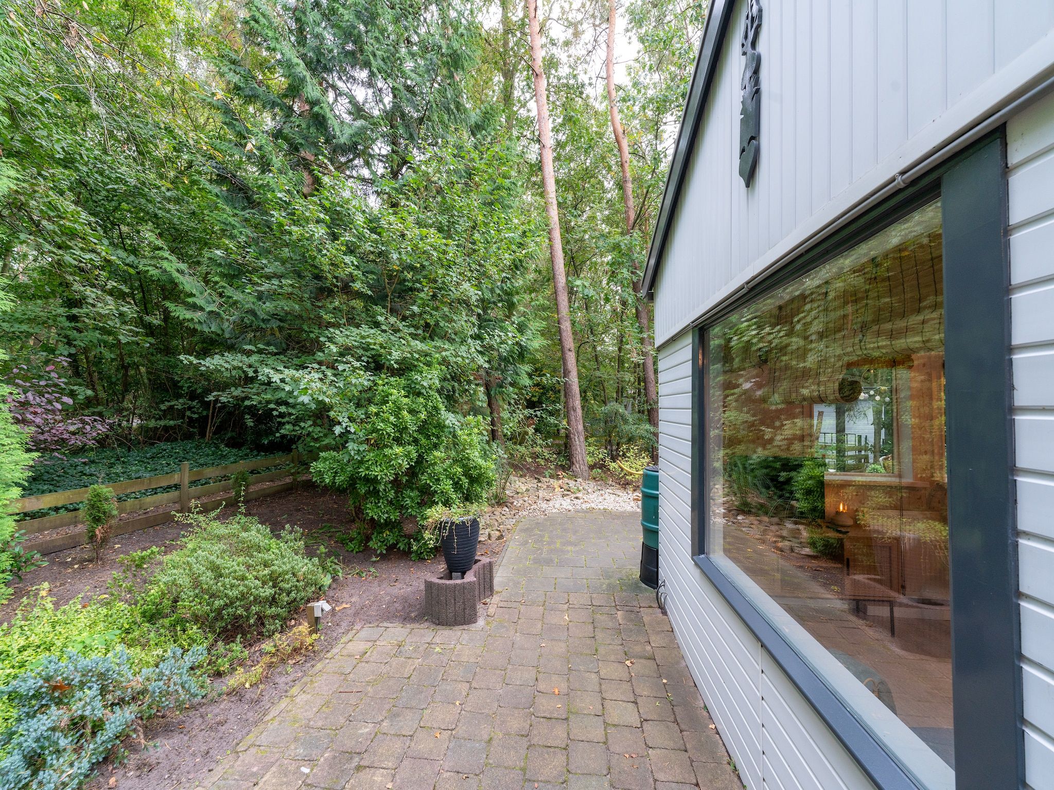 Het terras van Boshuisje Joy in Gelderland