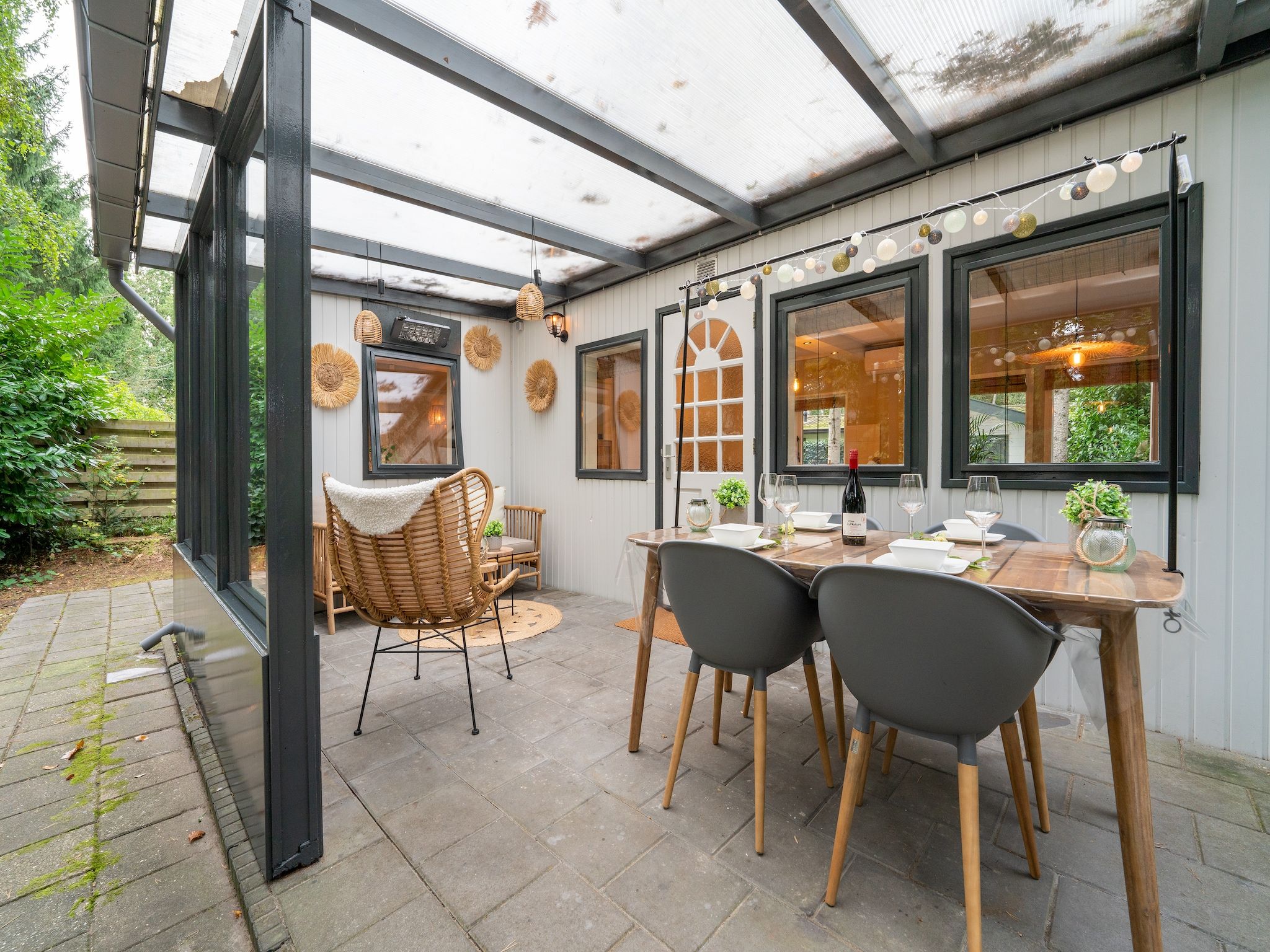 Het terras van Boshuisje Joy in Gelderland