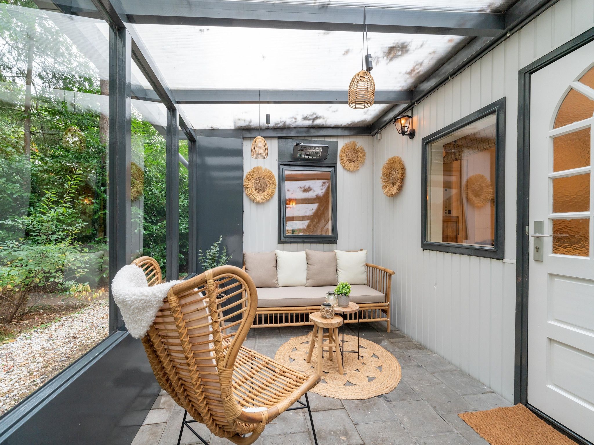 Het terras van Boshuisje Joy in Gelderland