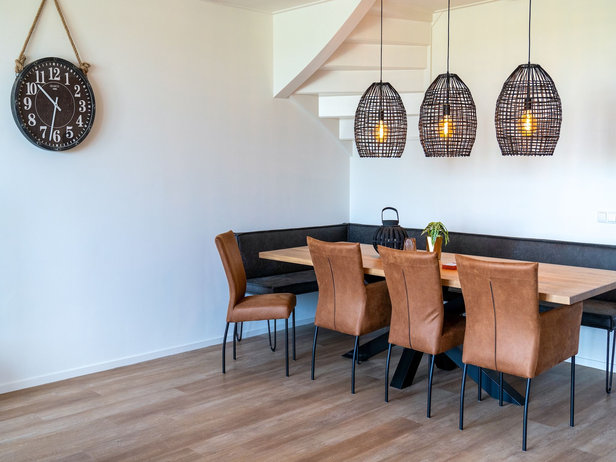 De eetkamer van 20 persoons villa in Leons