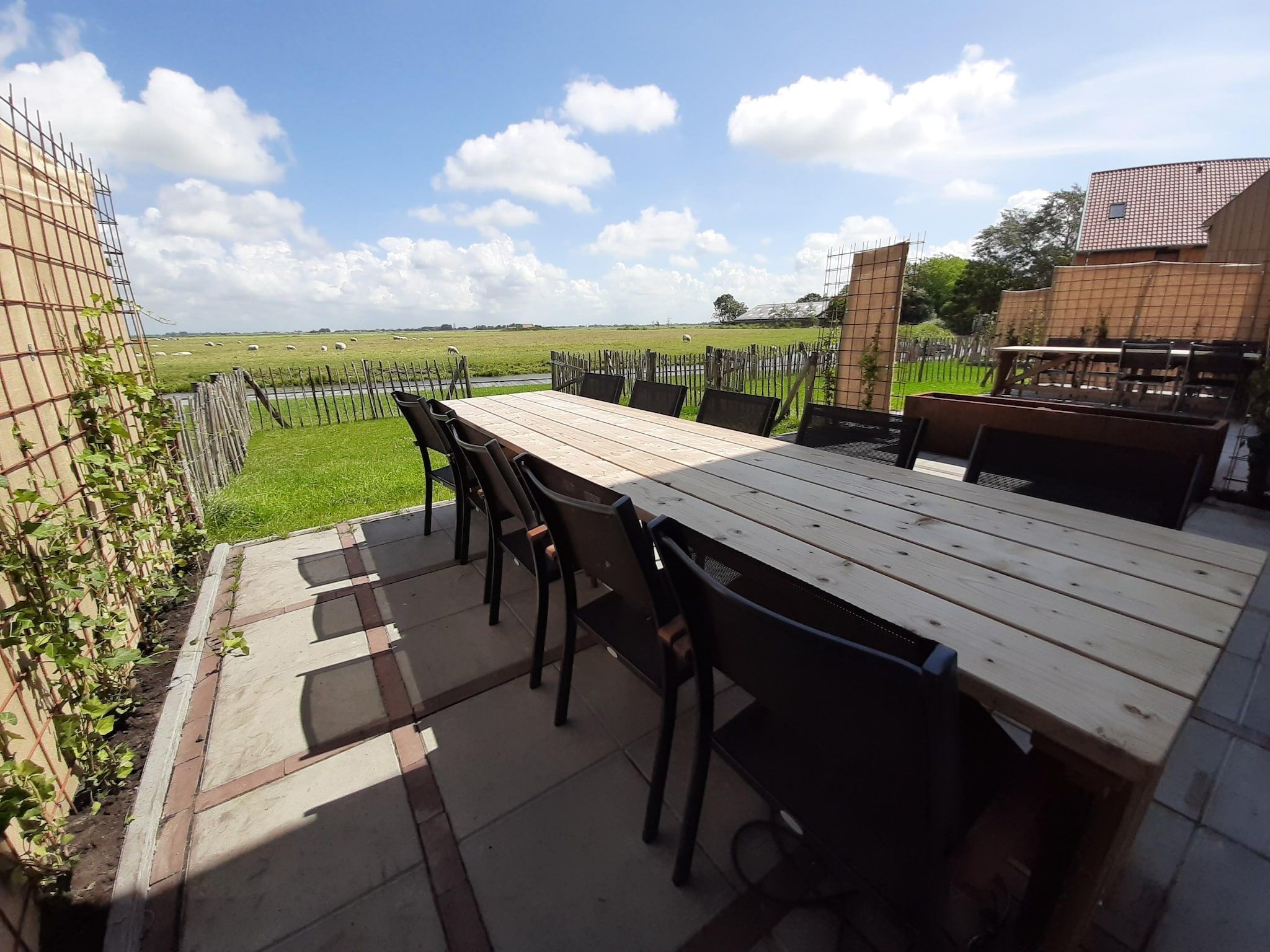 De eetkamer van combinatie van 2x 10 persoons woning in Leons