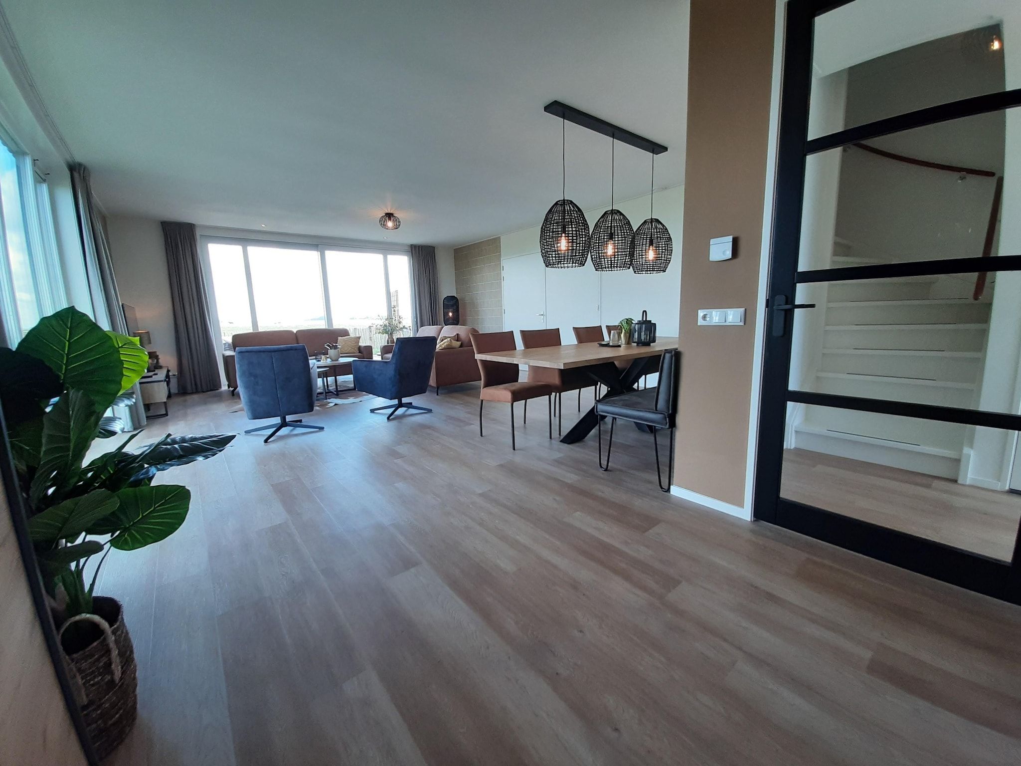 De woonkamer van combinatie van 2x 10 persoons woning in Leons