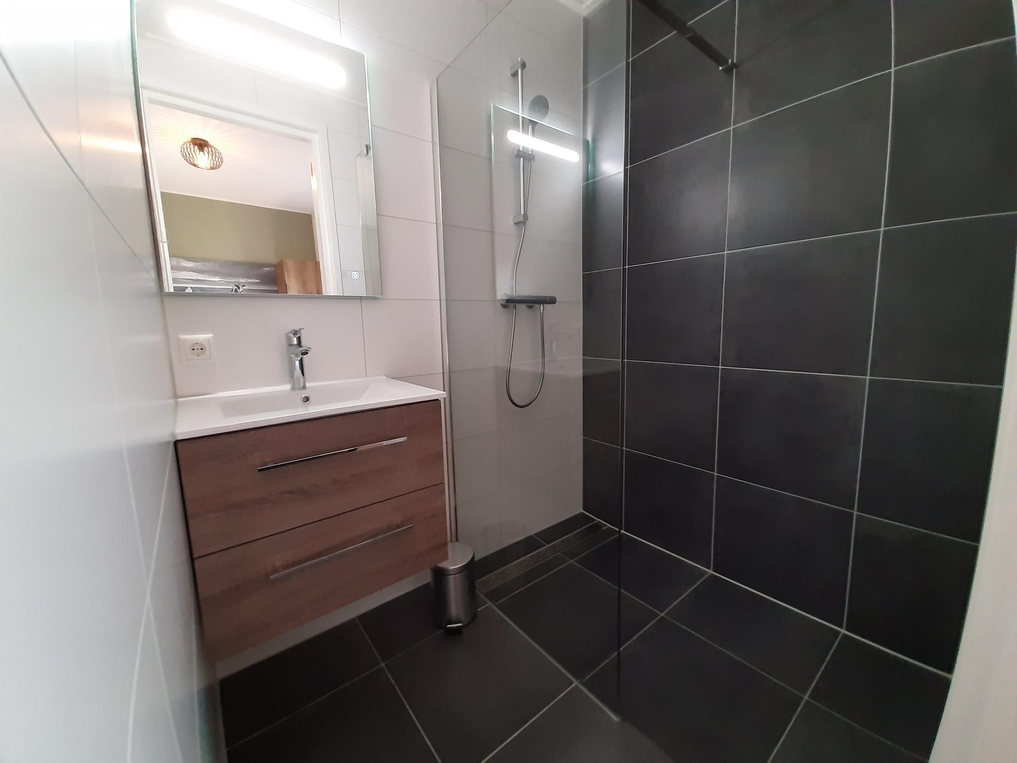 De badkamer van combinatie van 2x 10 persoons woning in Leons