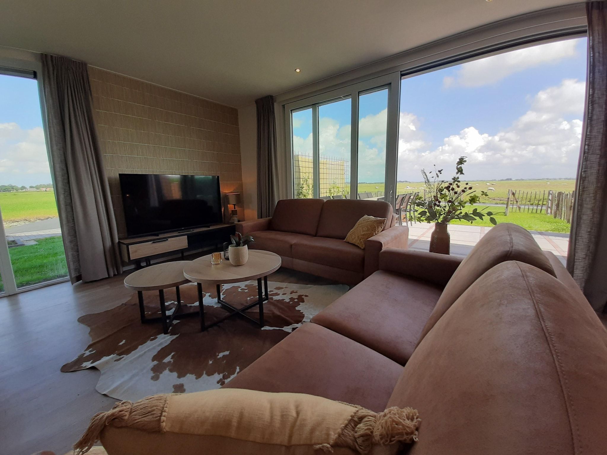 De woonkamer van combinatie van 2x 10 persoons woning in Leons