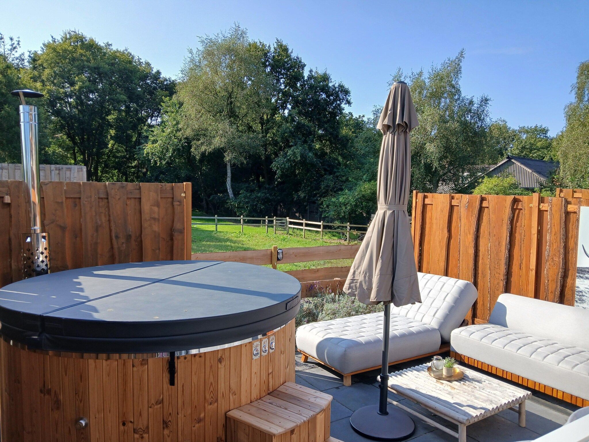 Het terras van Luxe vakantiehuis Veluwe met Wellness in Veluwe