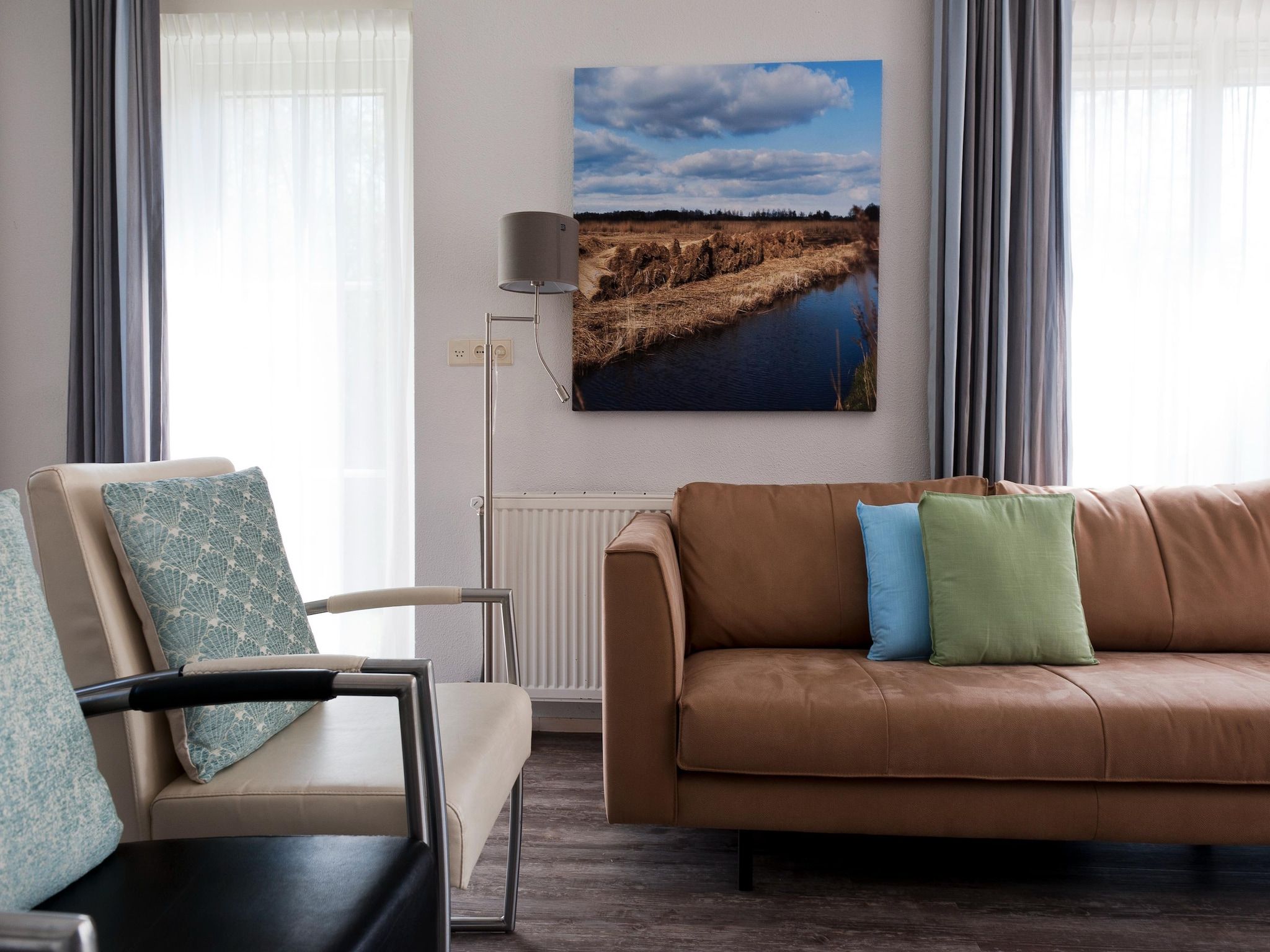 De woonkamer van Grand Tolve Wellness de luxe met sauna buitenspa & sloep in Earnewald