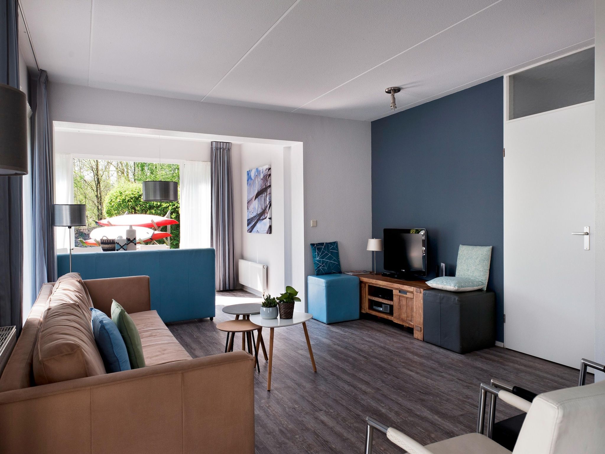 De woonkamer van Grand Tolve Wellness de luxe met sauna buitenspa & sloep in Earnewald