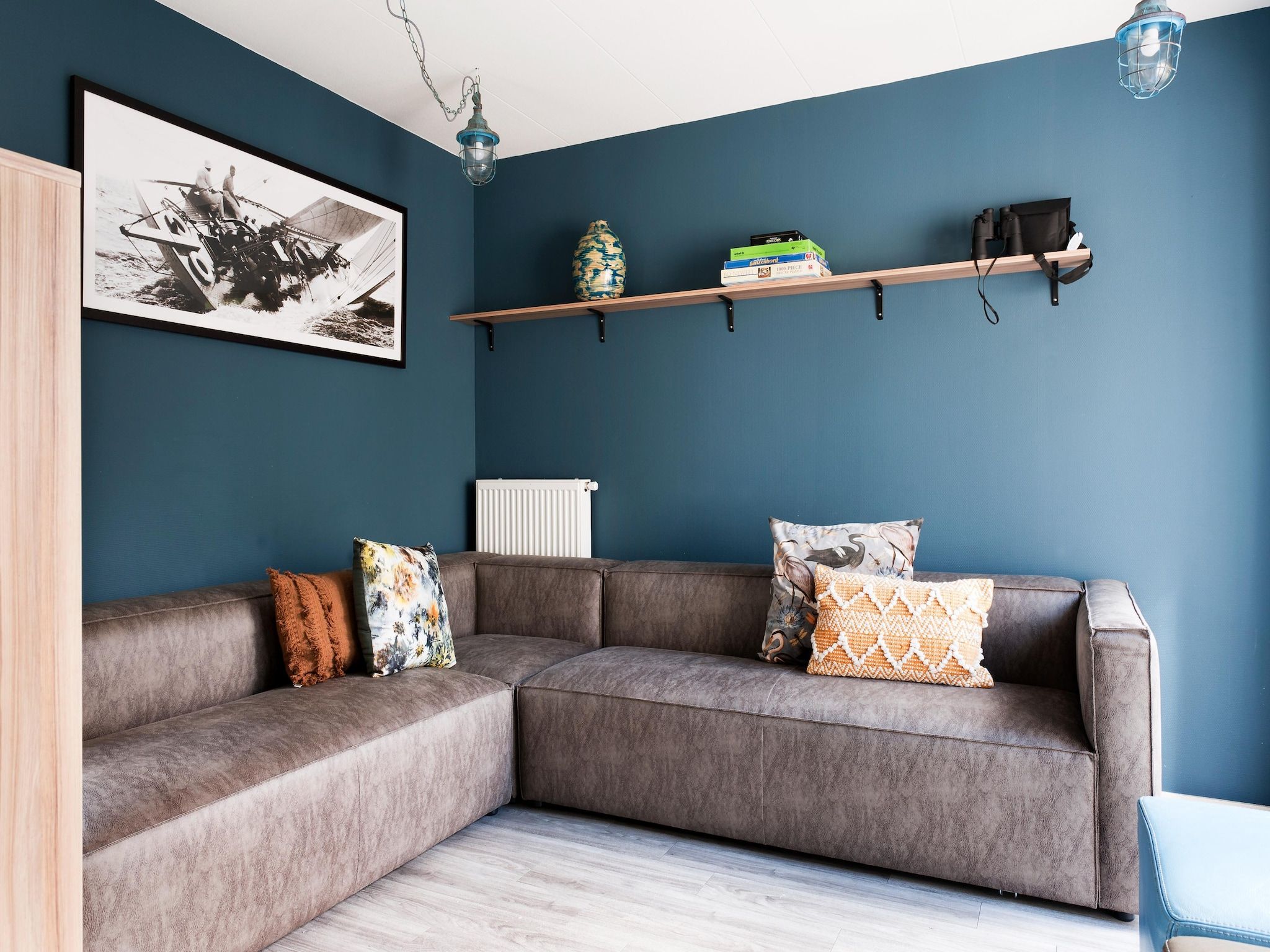 De woonkamer van Grand Tolve Wellness de luxe met sauna buitenspa & sloep in Earnewald