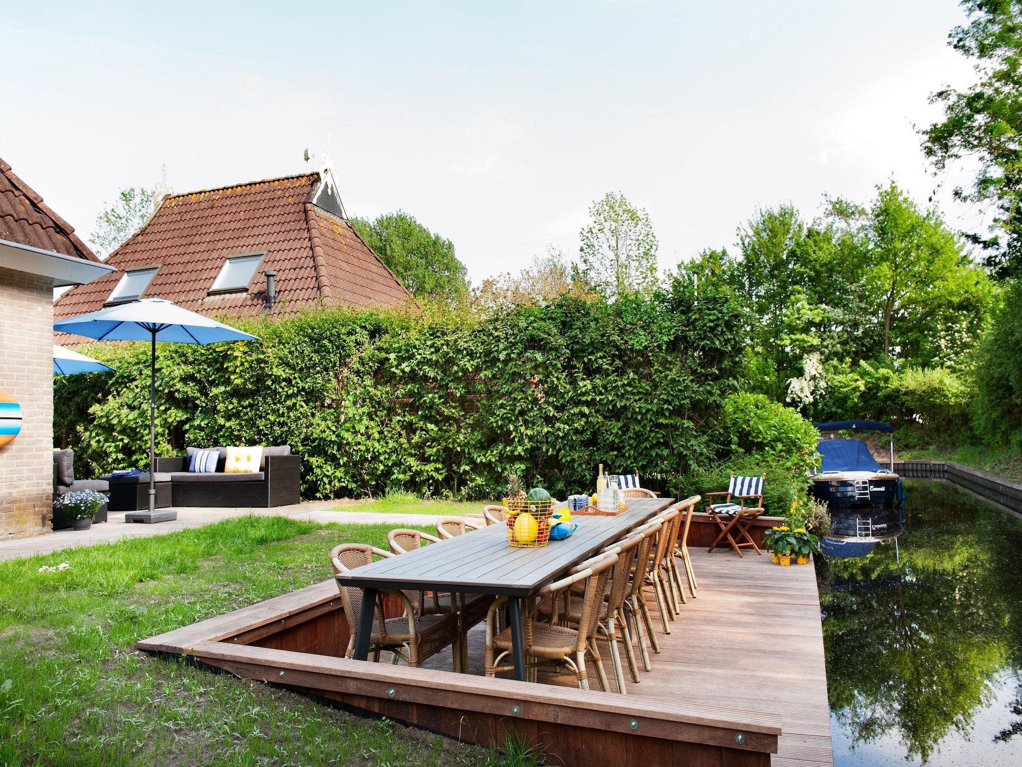 De tuin van Grand Tolve Wellness de luxe met sauna buitenspa & sloep in Earnewald