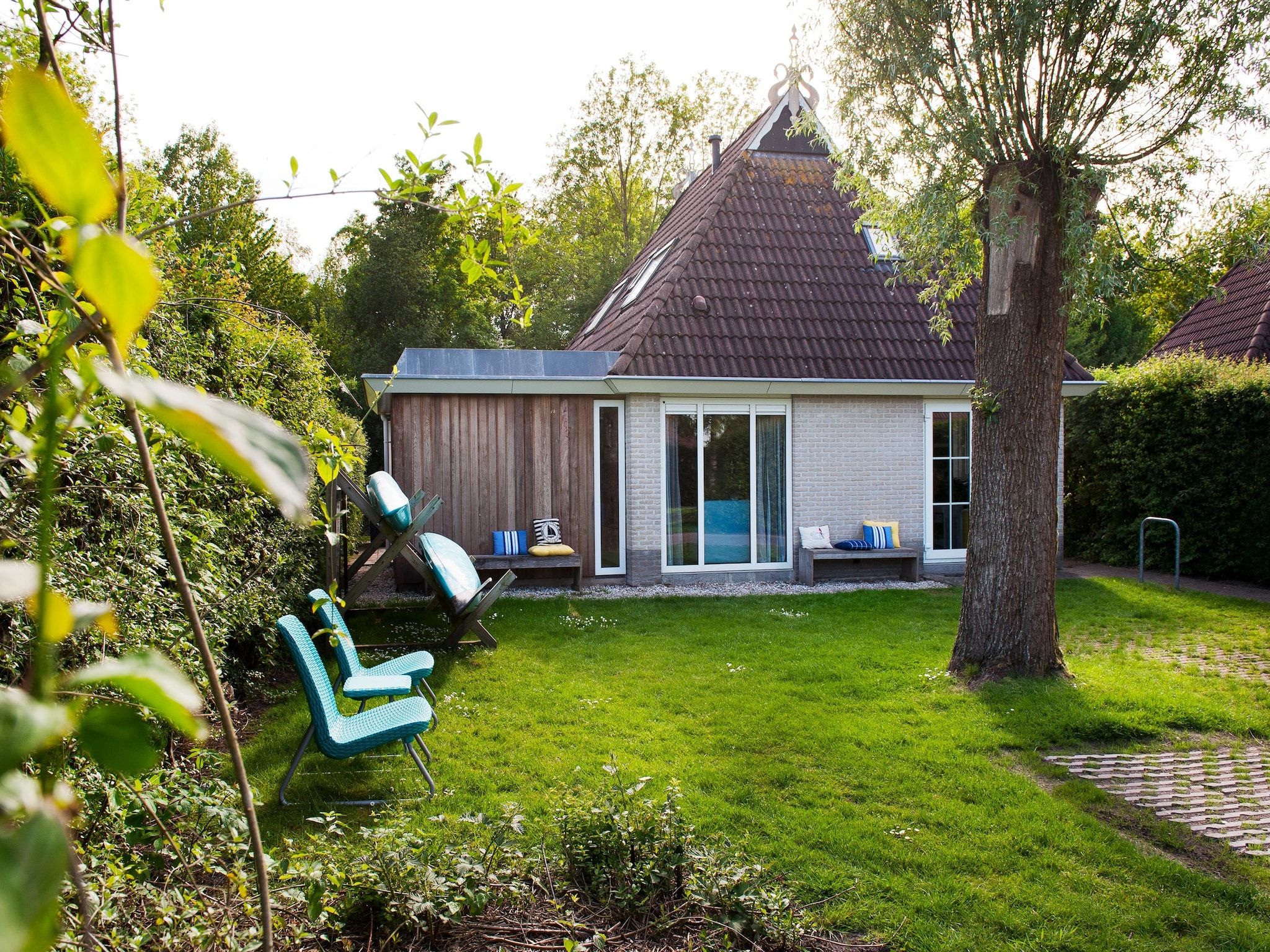 De tuin van Grand Tolve Wellness de luxe met sauna buitenspa & sloep in Earnewald