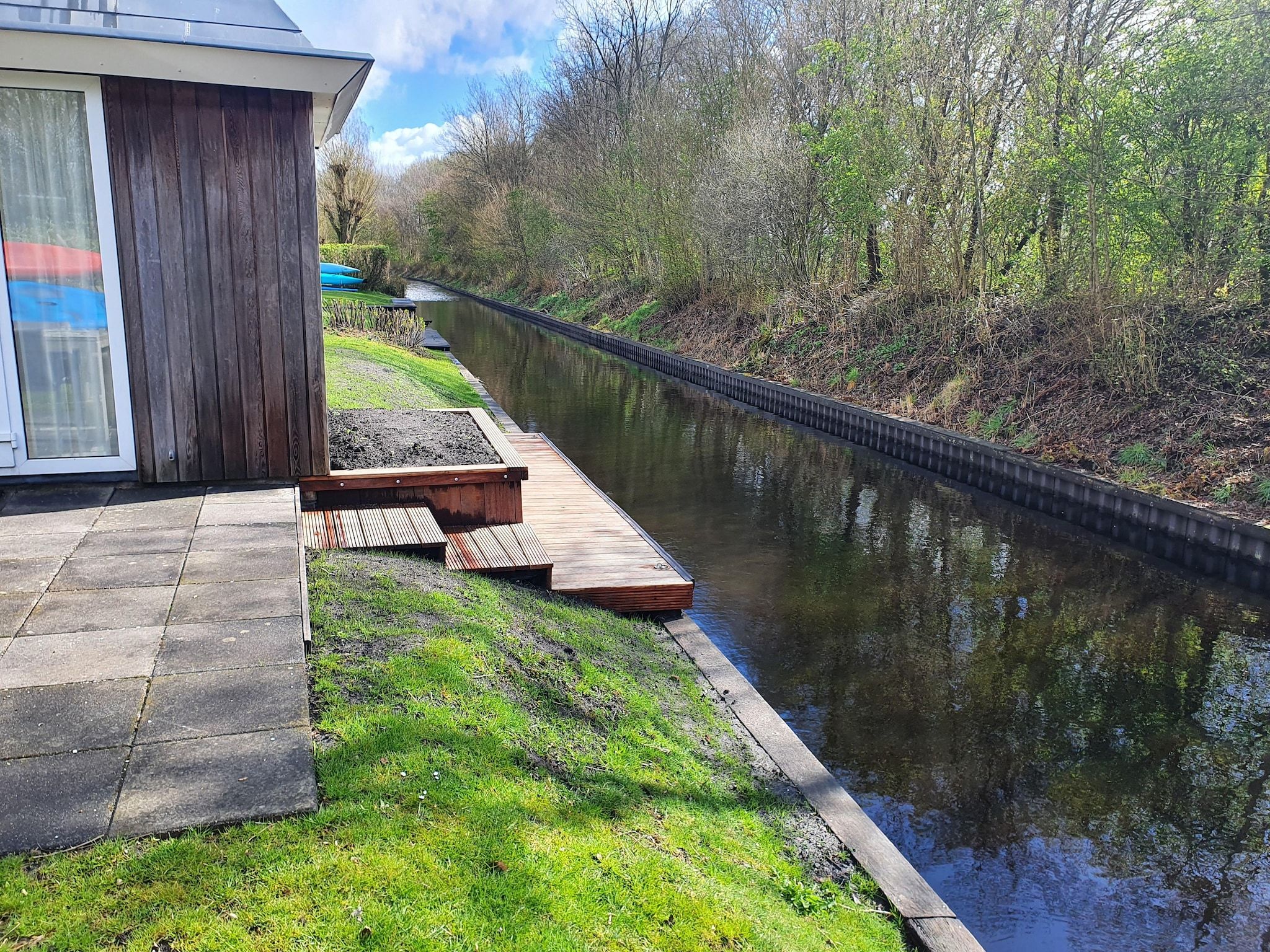 De tuin van Grand Tolve Wellness de luxe met sauna buitenspa & sloep in Earnewald