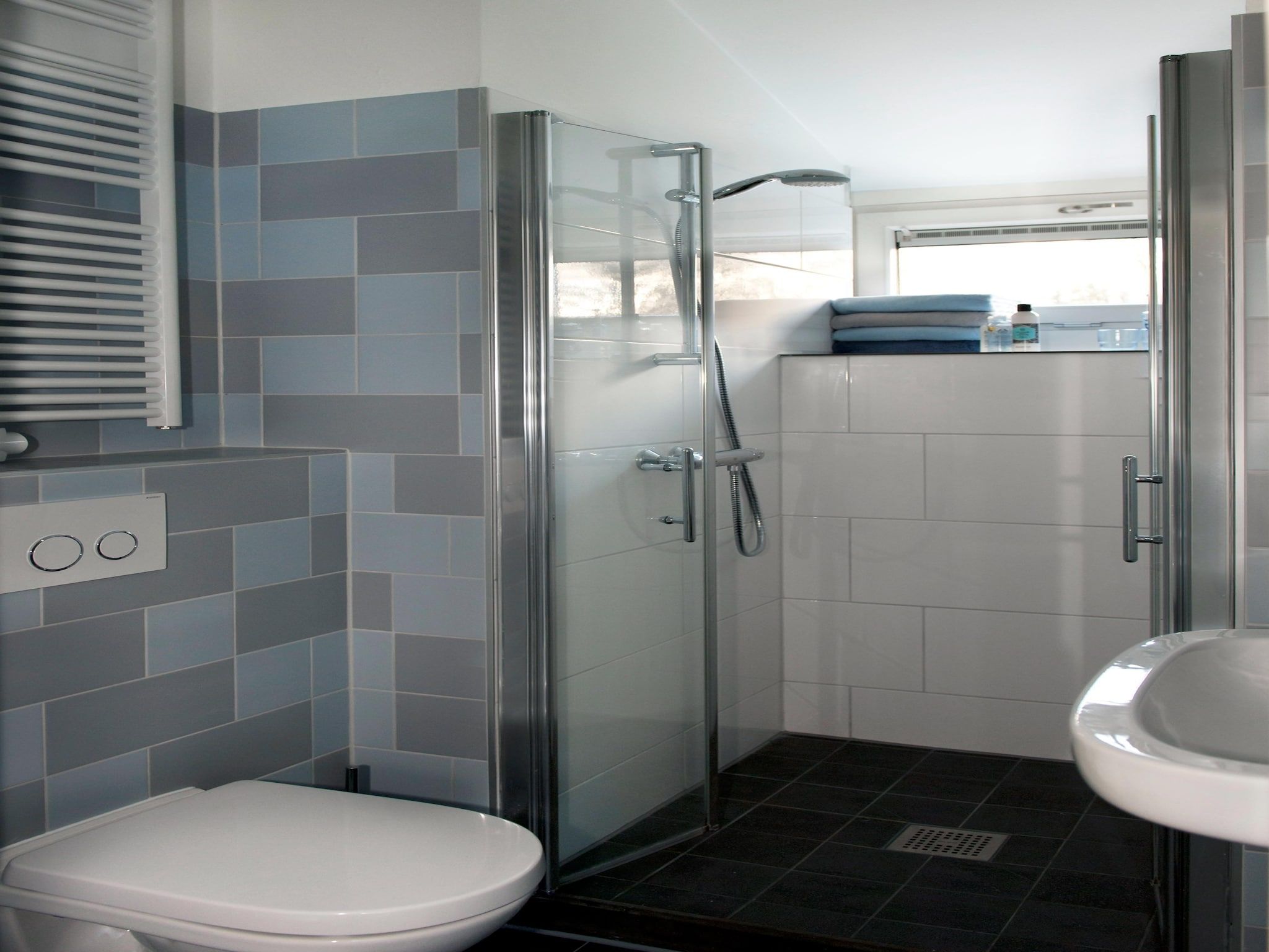 De badkamer van Grand Tolve Wellness de luxe met sauna buitenspa & sloep in Earnewald