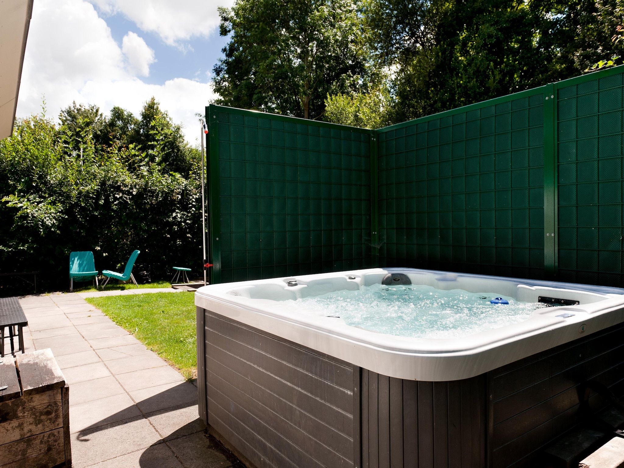 Voorzieningen bij Grand Tolve Wellness de luxe met sauna buitenspa & sloep in Earnewald